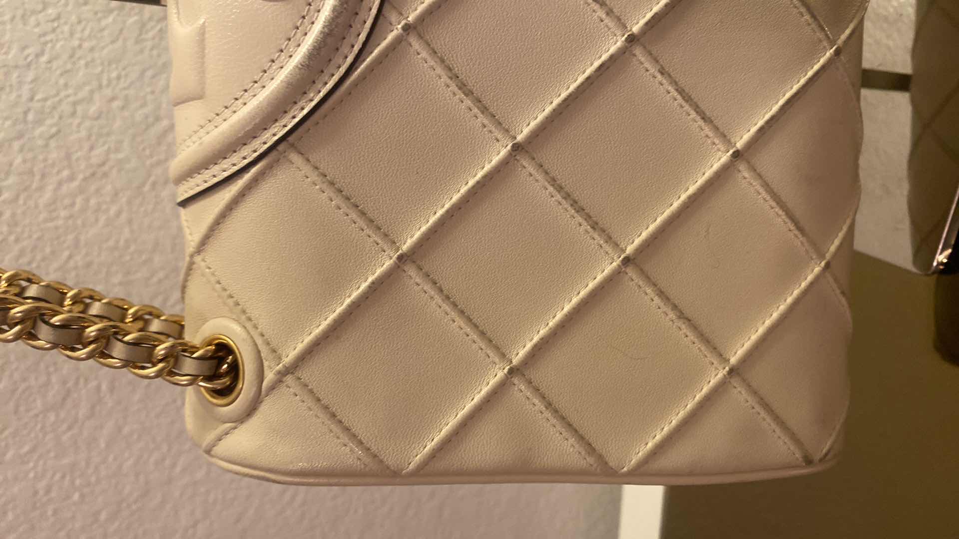 Photo 7 of  AUTHENTIC TORY BURCH WITH ORIGINAL TAG LARGE FLEMING SHOULDER BAG CREAM - SHOWS SOME WEAR INCLUDES DUST BAG