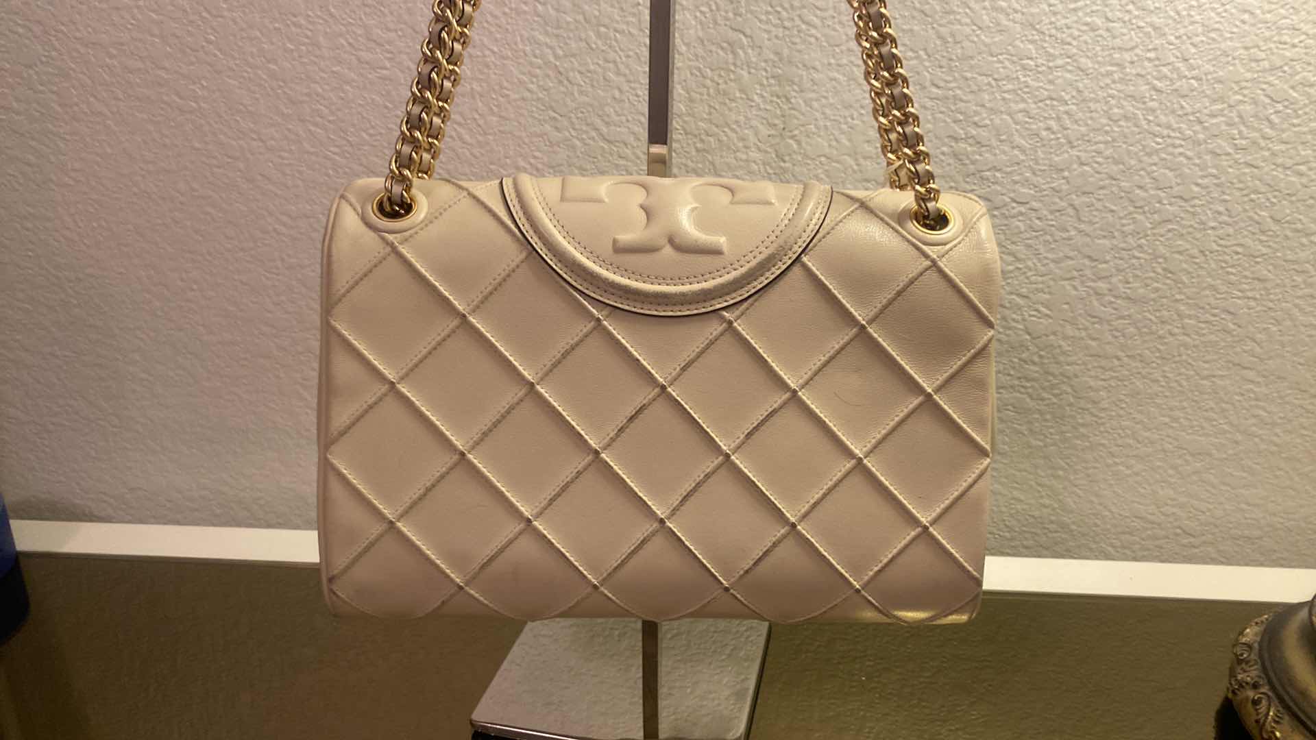 Photo 5 of  AUTHENTIC TORY BURCH WITH ORIGINAL TAG LARGE FLEMING SHOULDER BAG CREAM - SHOWS SOME WEAR INCLUDES DUST BAG