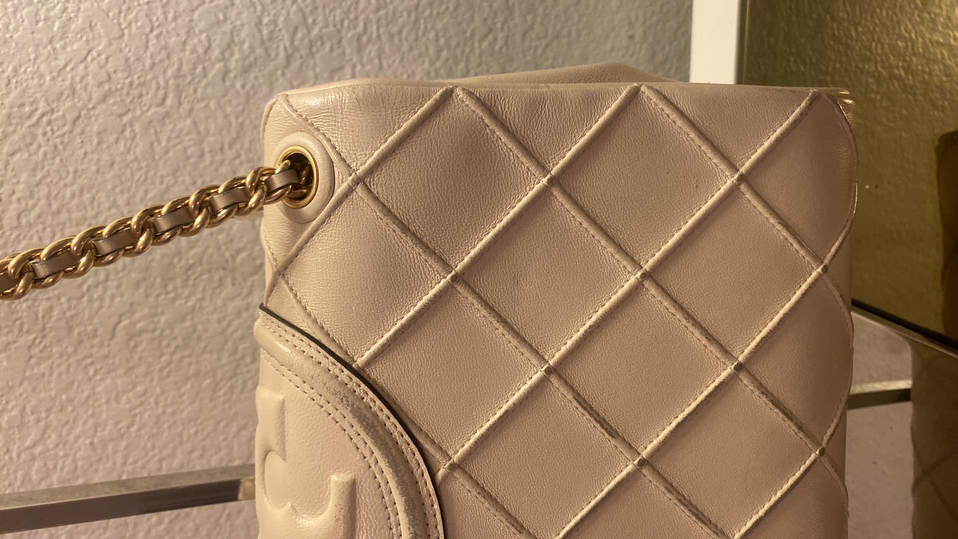 Photo 9 of  AUTHENTIC TORY BURCH WITH ORIGINAL TAG LARGE FLEMING SHOULDER BAG CREAM - SHOWS SOME WEAR INCLUDES DUST BAG