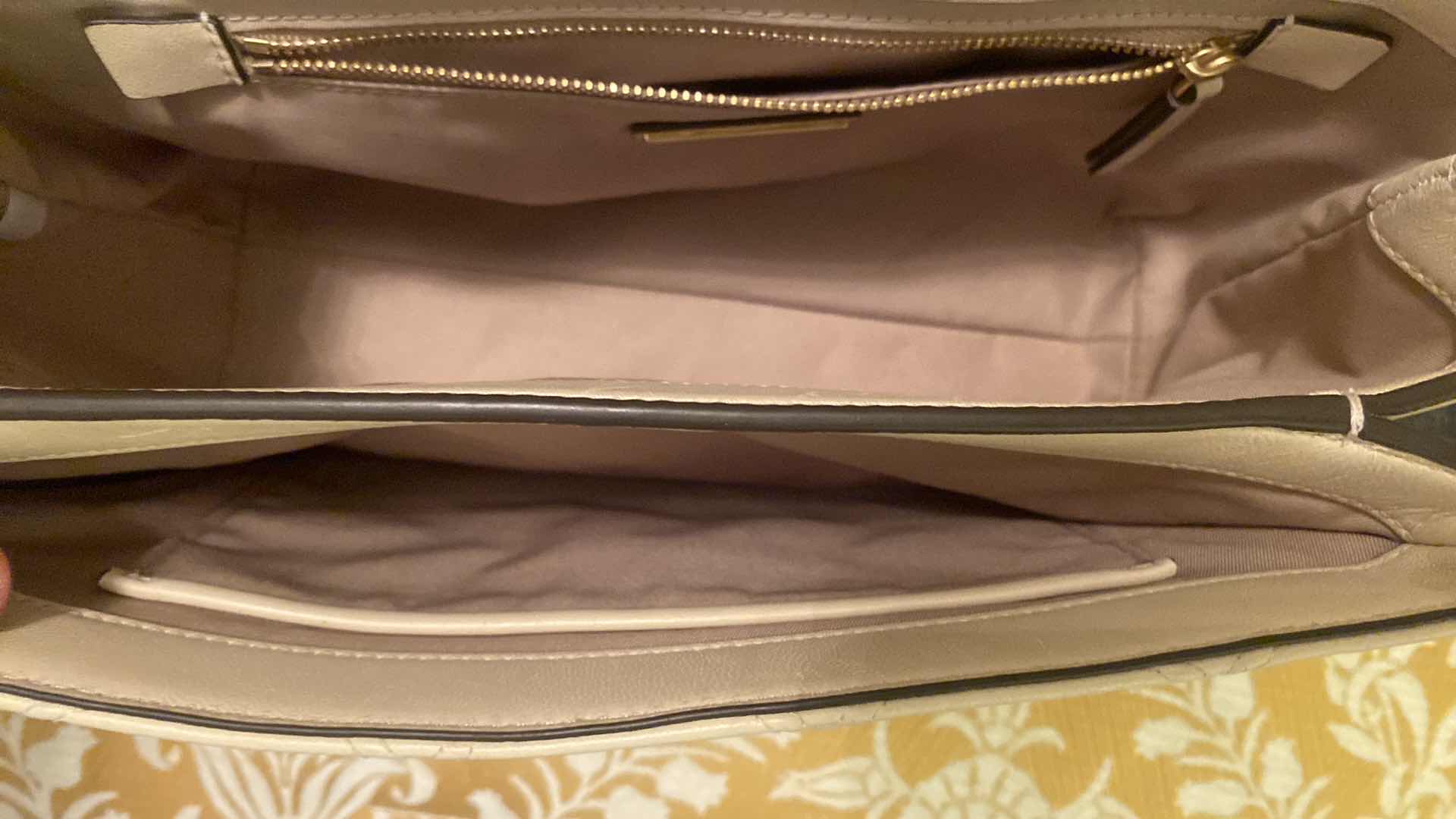 Photo 12 of  AUTHENTIC TORY BURCH WITH ORIGINAL TAG LARGE FLEMING SHOULDER BAG CREAM - SHOWS SOME WEAR INCLUDES DUST BAG