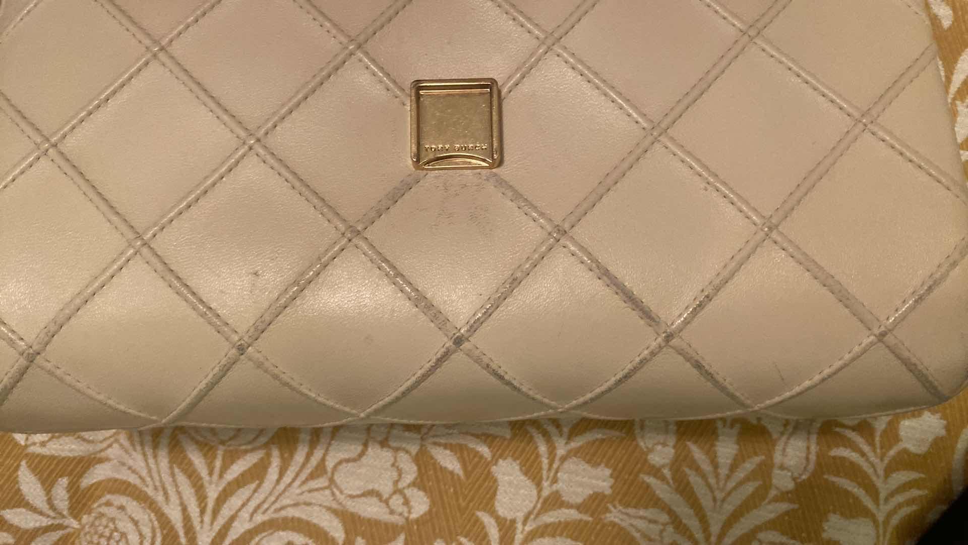 Photo 13 of  AUTHENTIC TORY BURCH WITH ORIGINAL TAG LARGE FLEMING SHOULDER BAG CREAM - SHOWS SOME WEAR INCLUDES DUST BAG