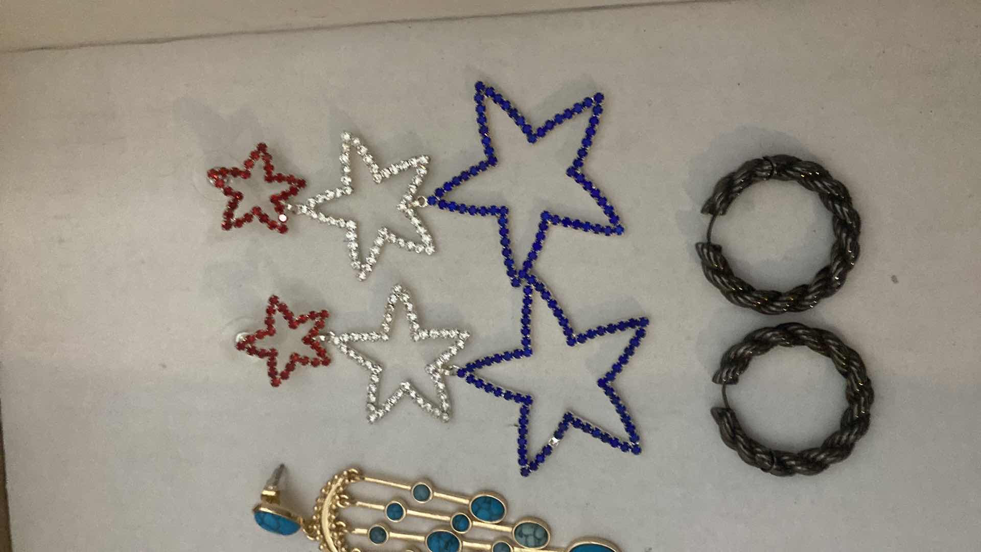 Photo 2 of COSTUME JEWELRY- STONE MISSING ON STAR EARRINGS