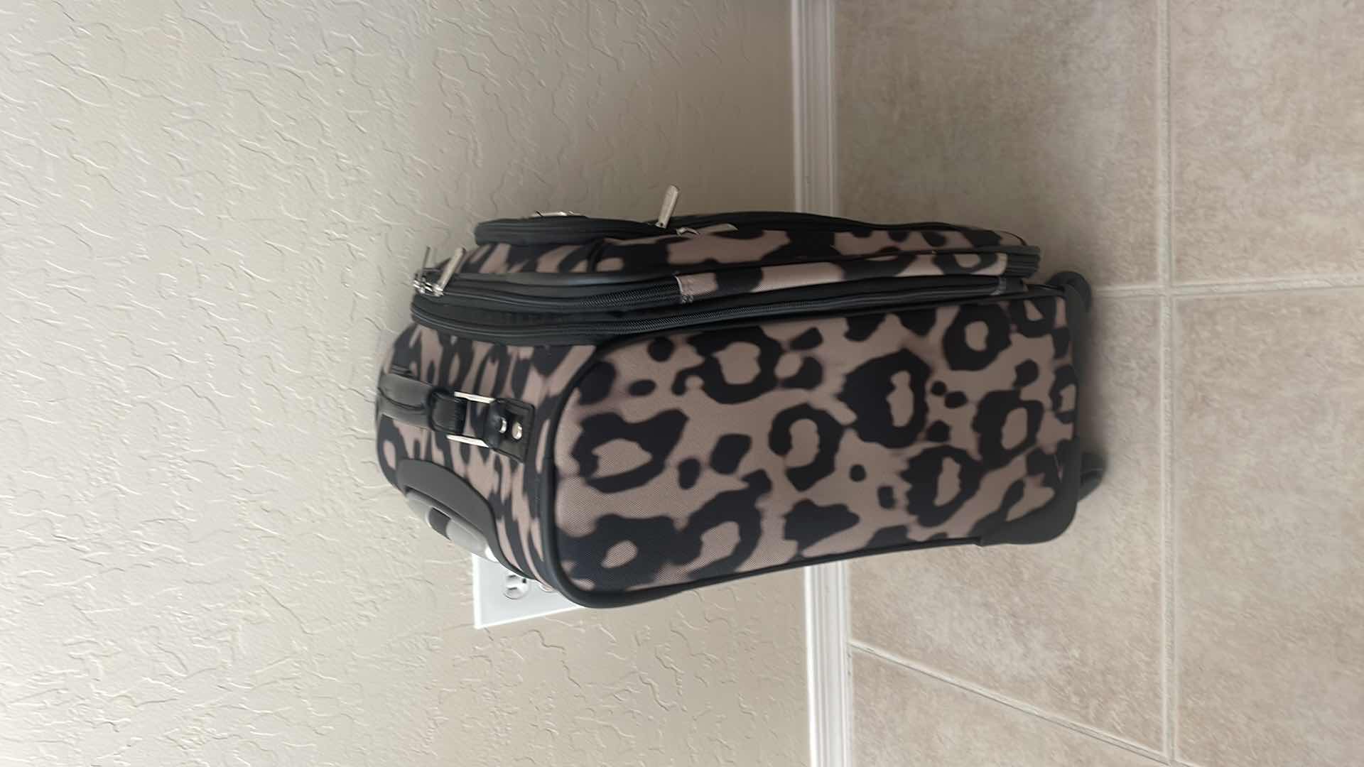 Photo 2 of JESSICA SIMPSON CARRY ON HANDLE WONT EXTEND