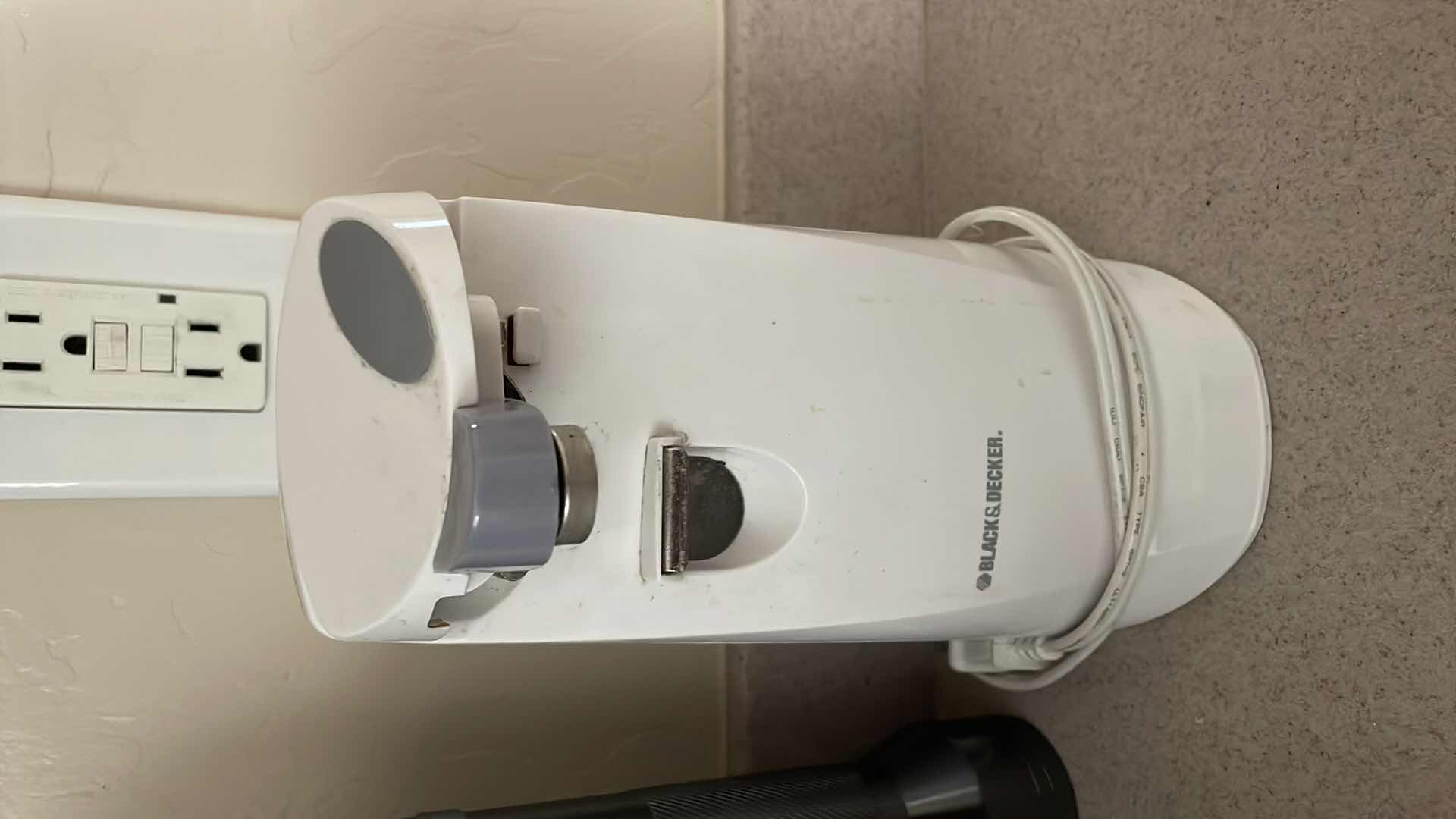 Photo 1 of BLACK AND DECKER ELECTRIC CAN OPENER