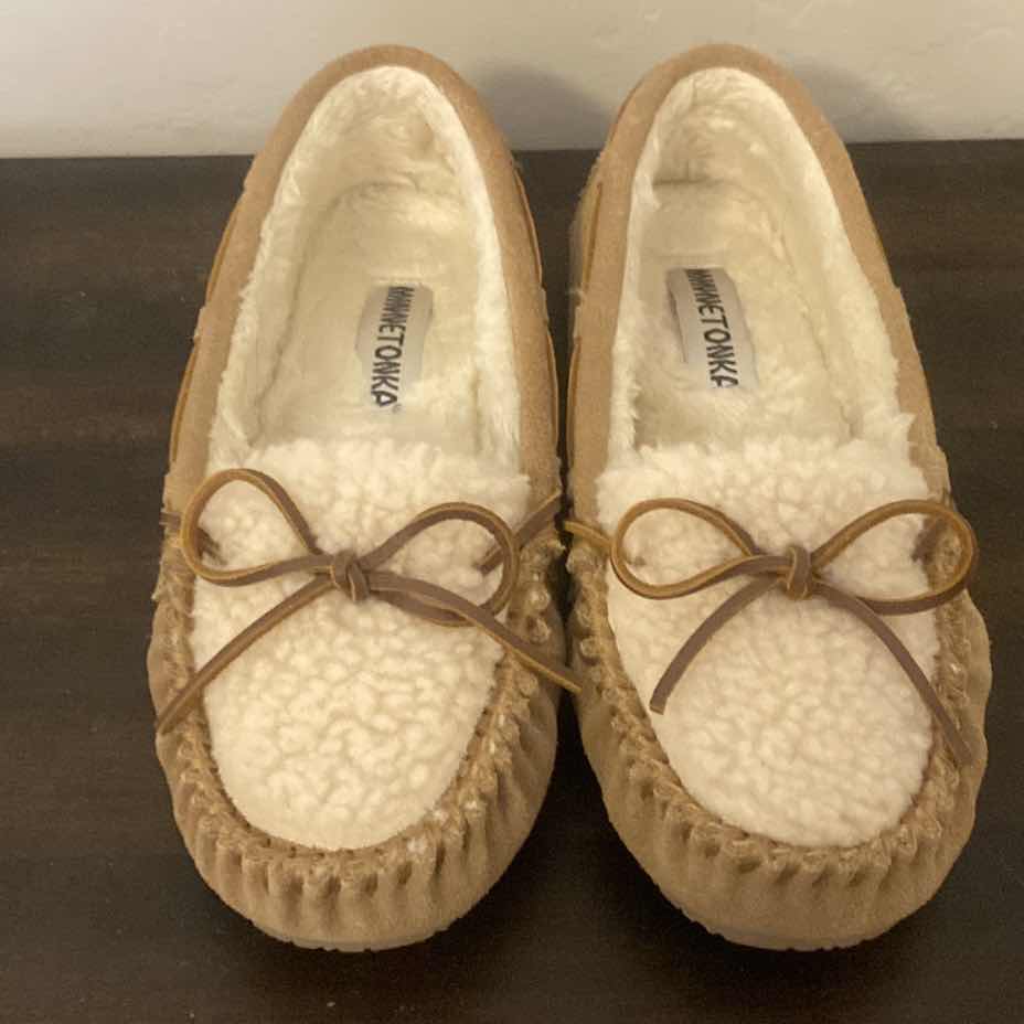 Photo 1 of MINNETONKA WOMENS SIZE 9 SLIPPERS