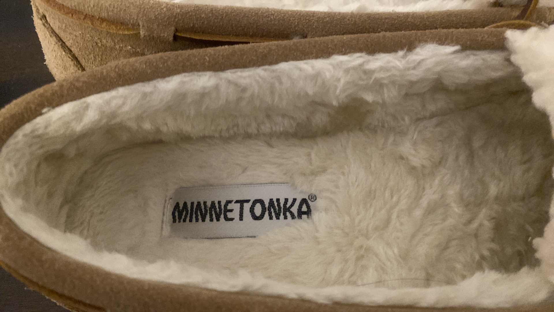 Photo 2 of MINNETONKA WOMENS SIZE 9 SLIPPERS