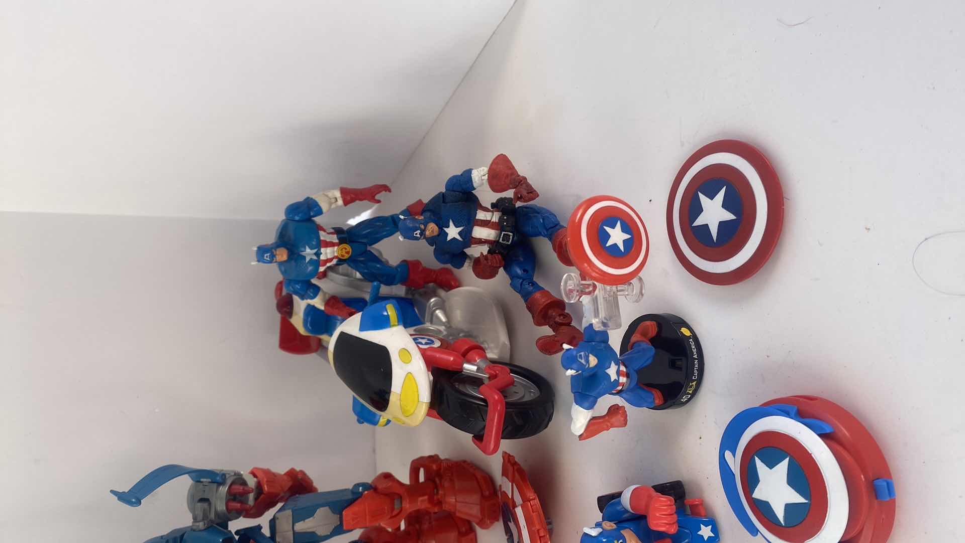 Photo 4 of 19-CAPTAIN AMERICA COLLECTIONBL TRANSFORMER ACTION FIGURES AND ACCESSORIES