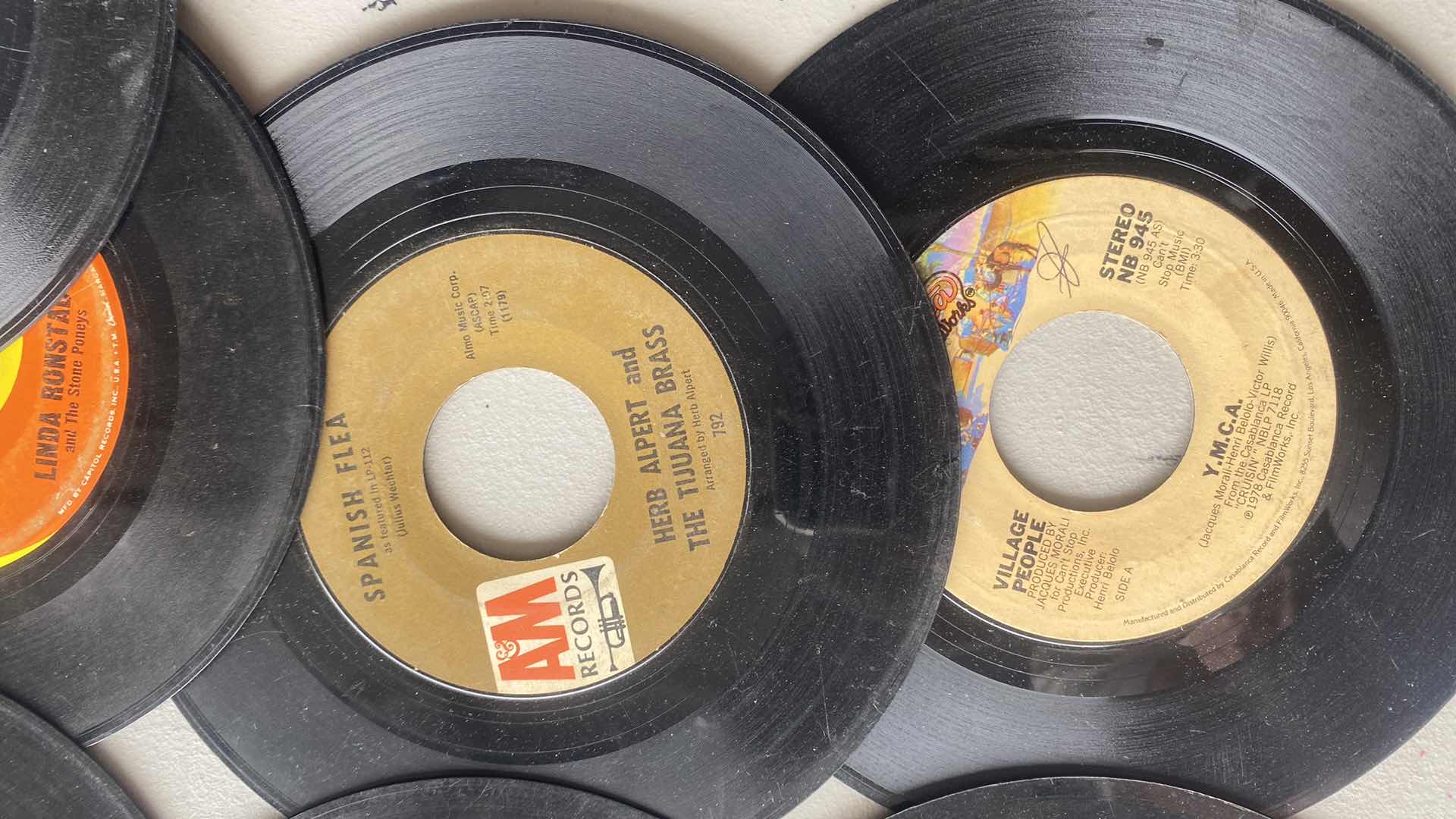 Photo 9 of 18-RECORDS 45’s & PINK FLOYD VHS CINCERT