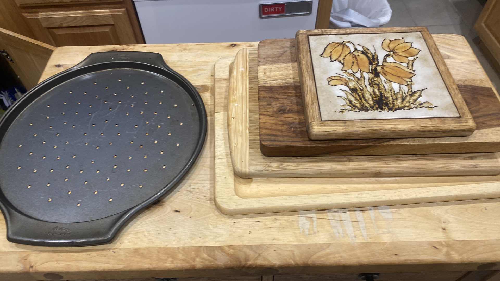 Photo 1 of 3-CUTTING BOARDS 1 TRIVET 1 PIZZA PAN