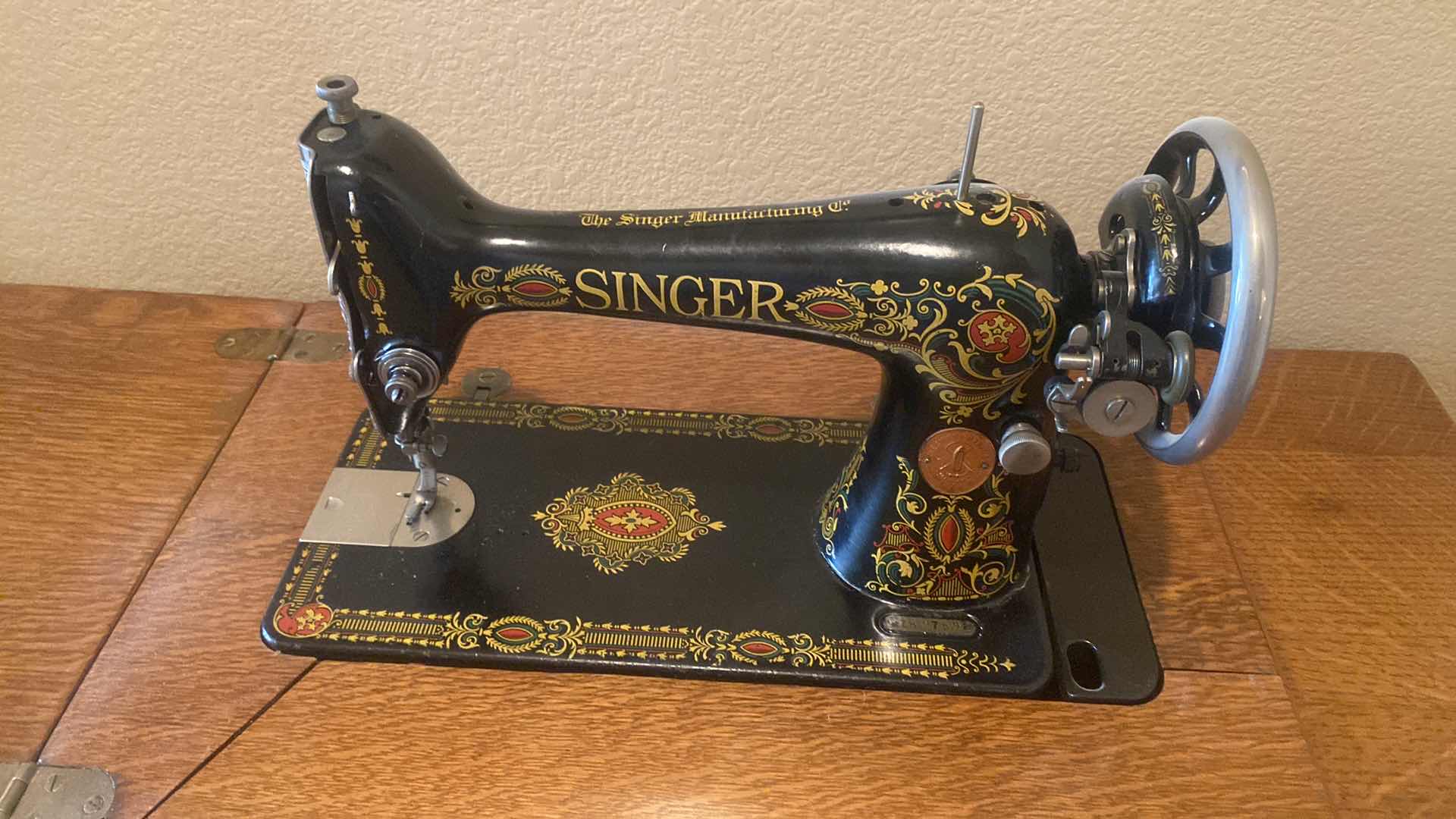 Photo 2 of ANTIQUE SINGER SEWING MACHINE IN WOOD CABINET CLOSED MEASURE 36” x 18” H 31”