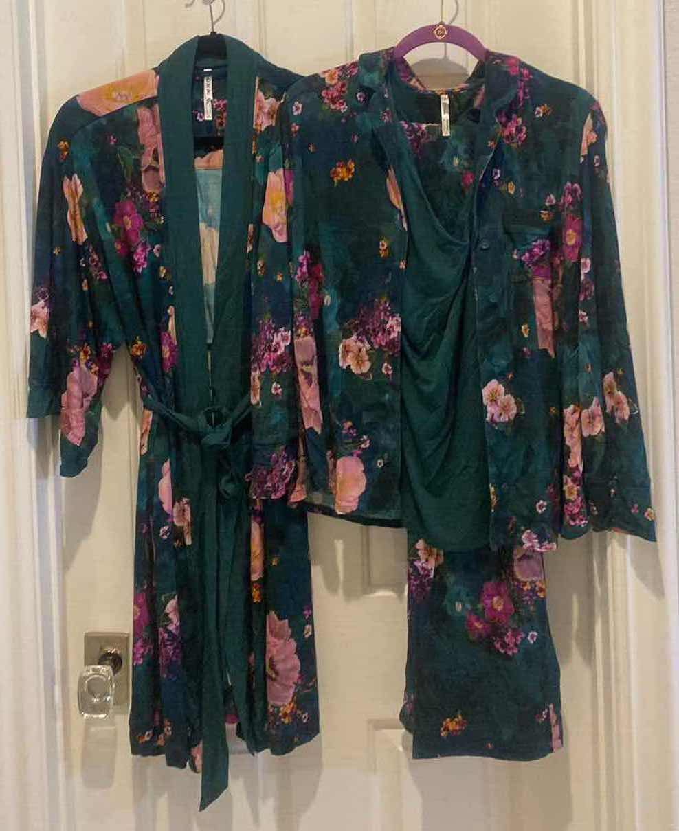 Photo 1 of SOMA WOMENS SIZE SMALL 4 PJ SEPARATES ROBE IS NWT $79