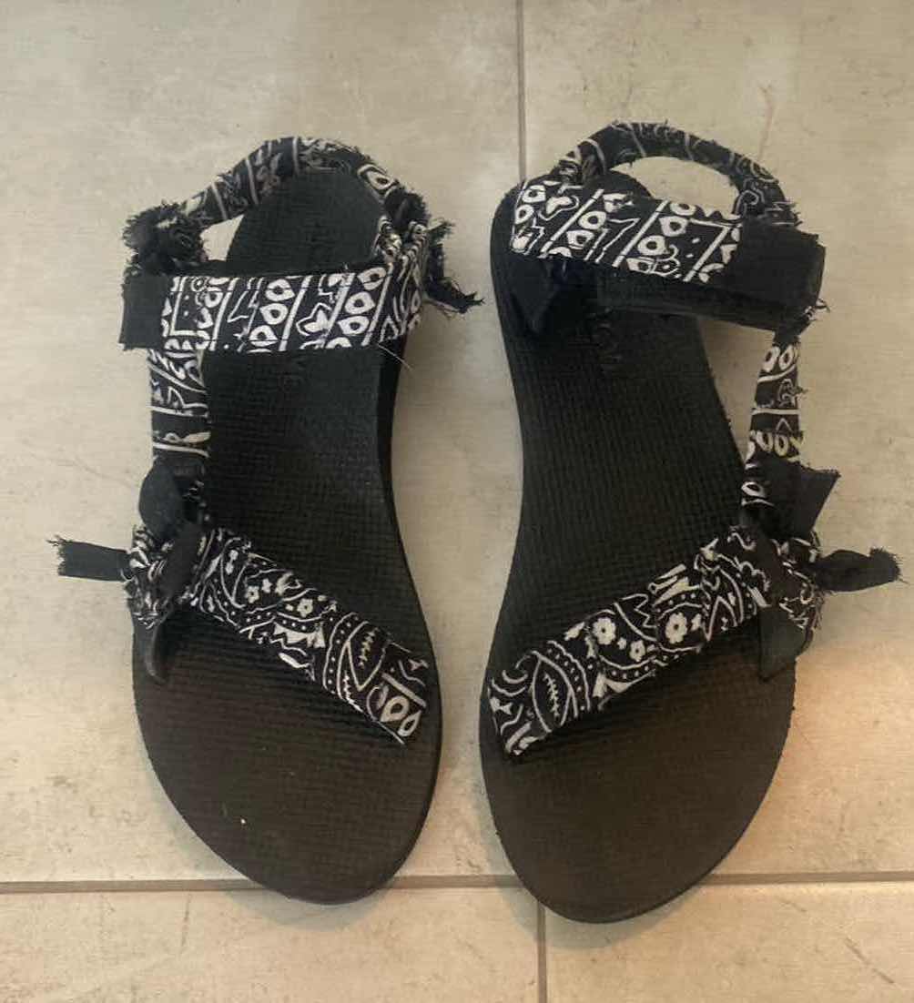 Photo 1 of ARIZONA LOVE WOMENS SIZE 41 (10) TREKY SANDALS