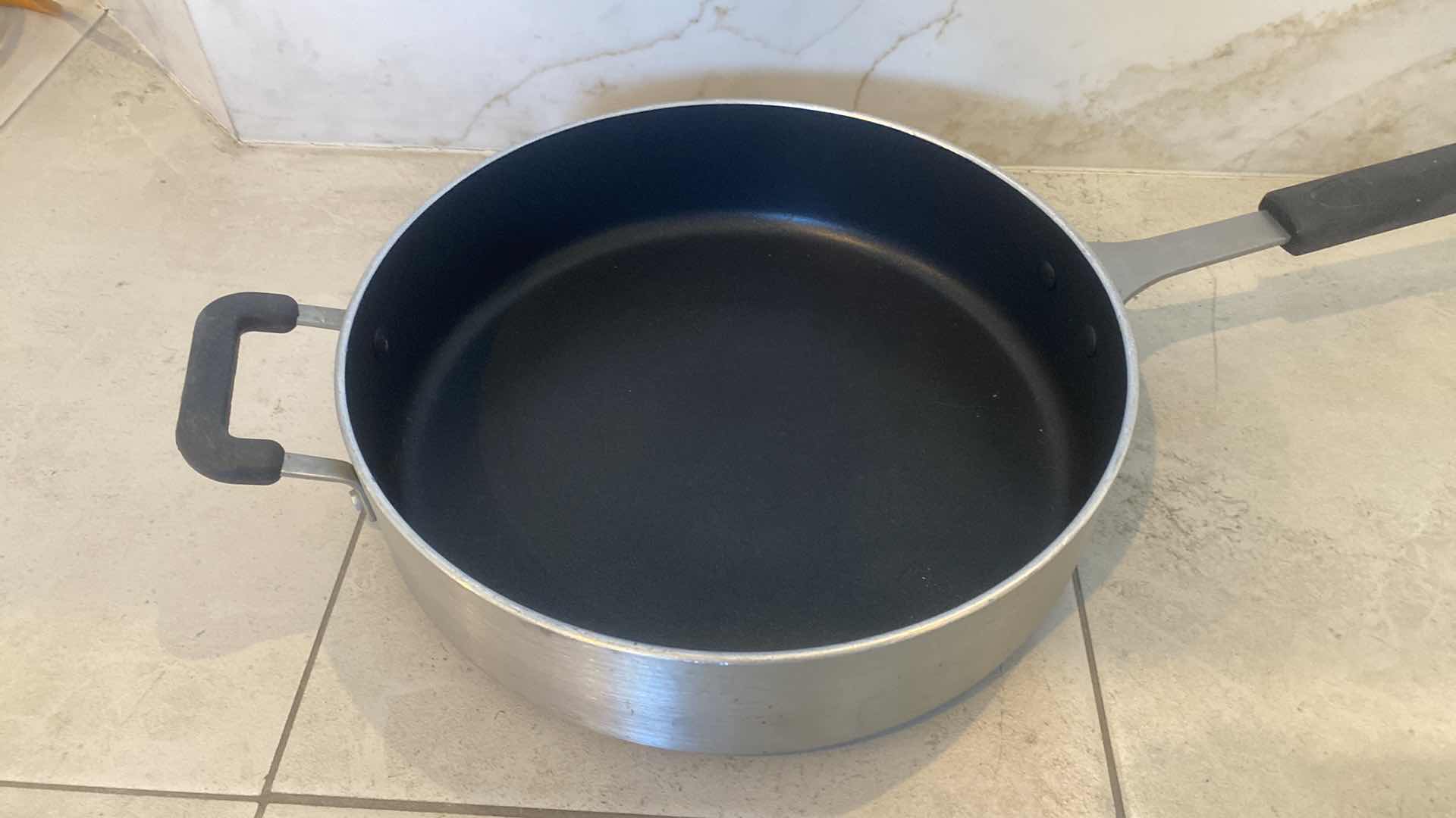 Photo 3 of FOOD NETWORK EXTRA LARGE DEEP SKILLET WITH GLASS LID 121/2” EXCLUDING HANDLES