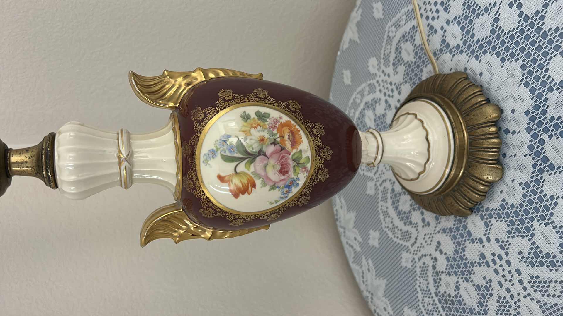 Photo 1 of VINTAGE TABLE LAMP H22.25”