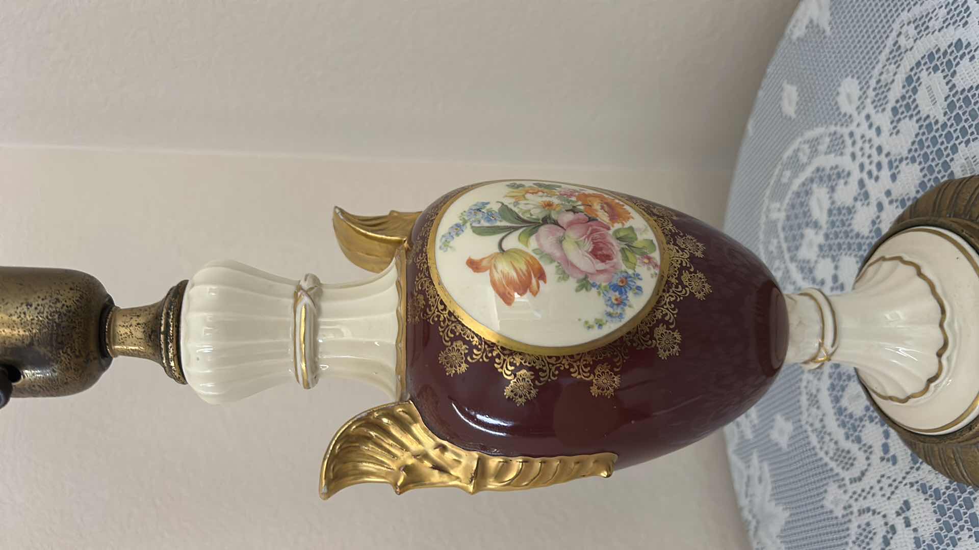 Photo 1 of VINTAGE TABLE LAMP H22.25”