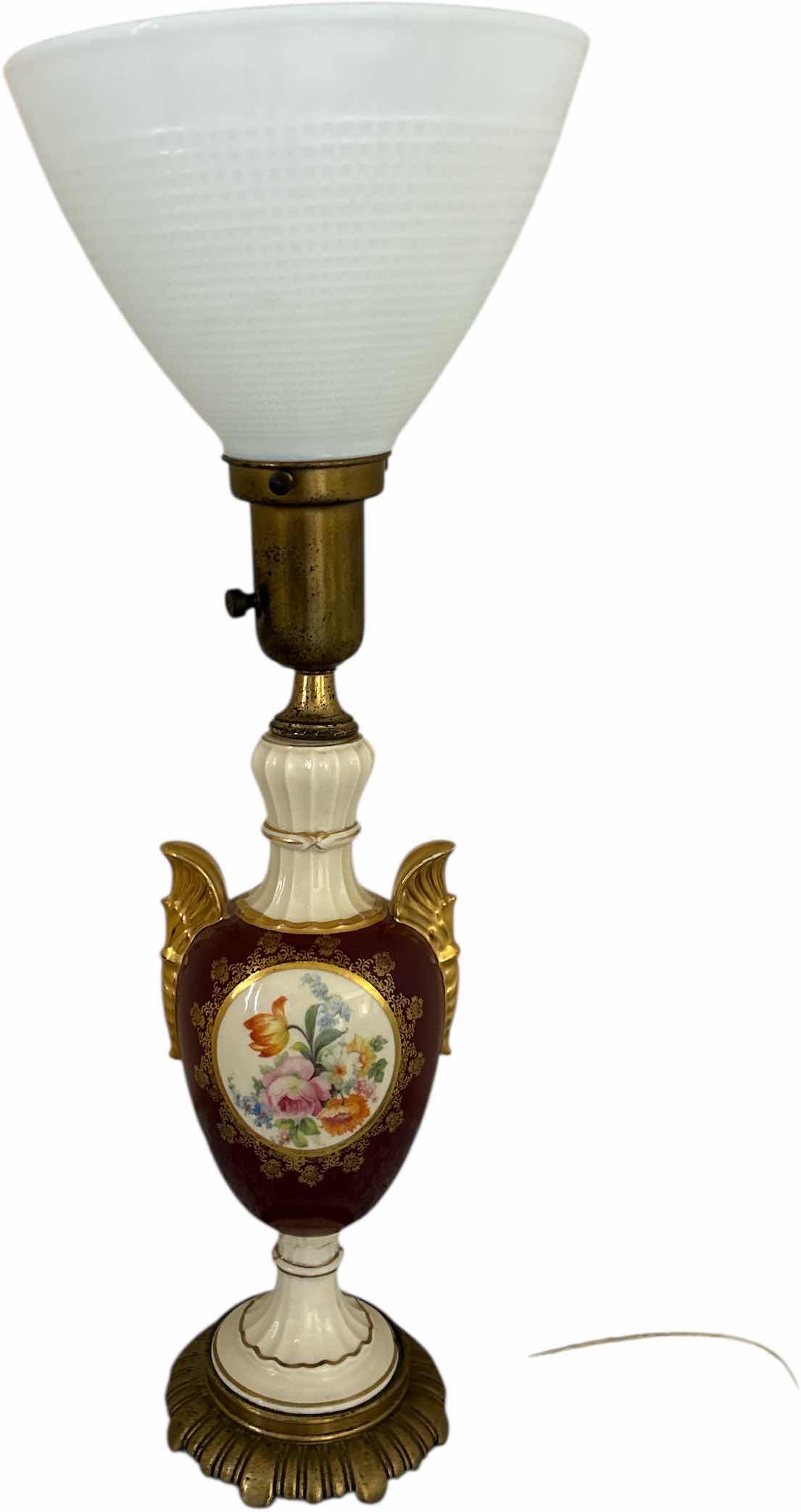 Photo 1 of VINTAGE TABLE LAMP H22.25”