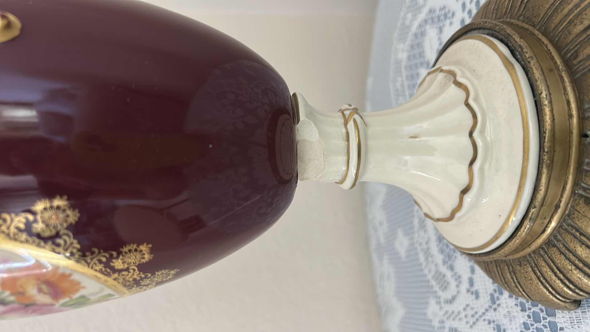 Photo 1 of VINTAGE TABLE LAMP H22.25”