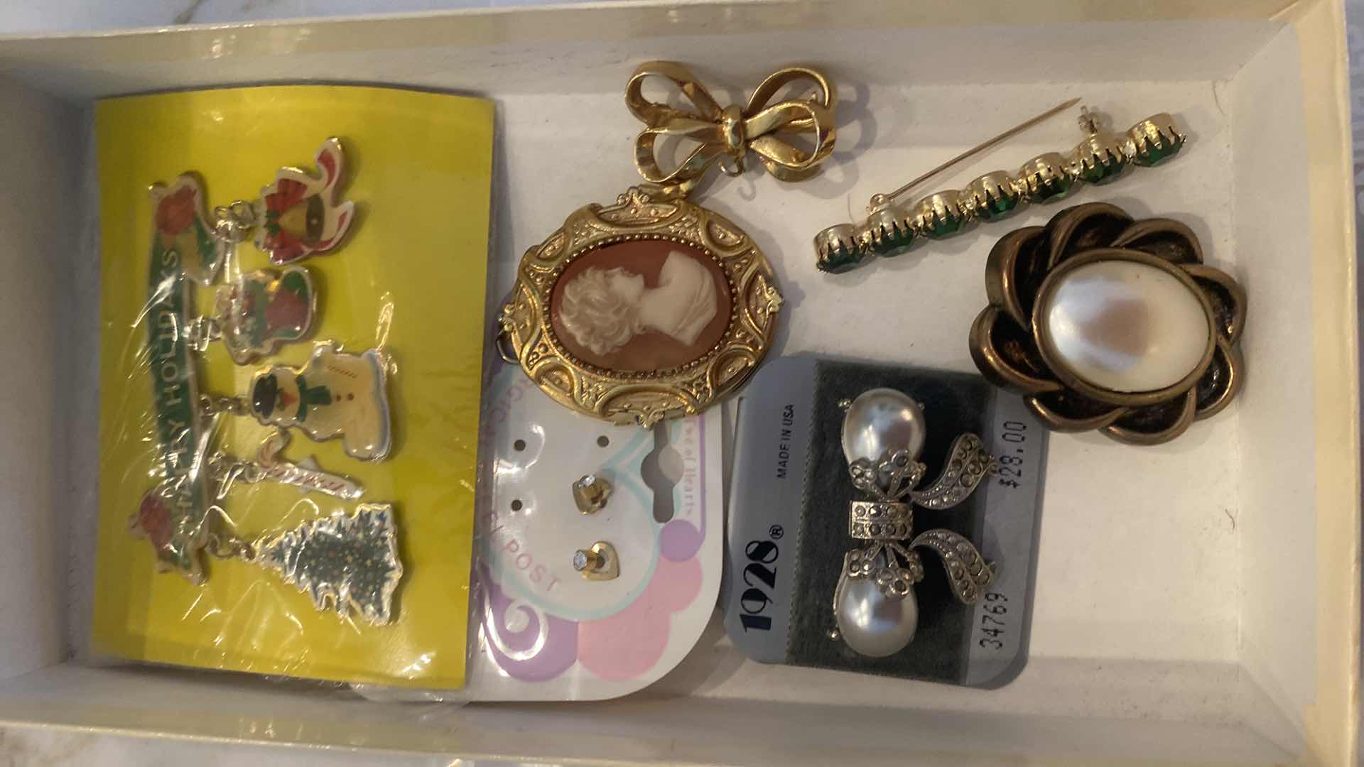Photo 1 of PENDANTS & FASHION JEWELRY PINS