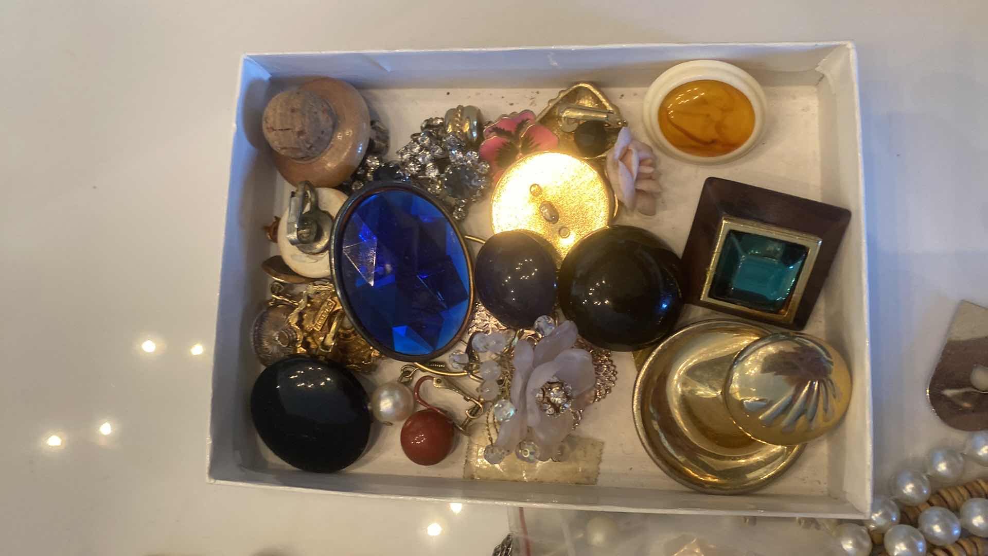 Photo 1 of BROKEN FASHION JEWELRY FOR CRAFTS OR PROJECTS