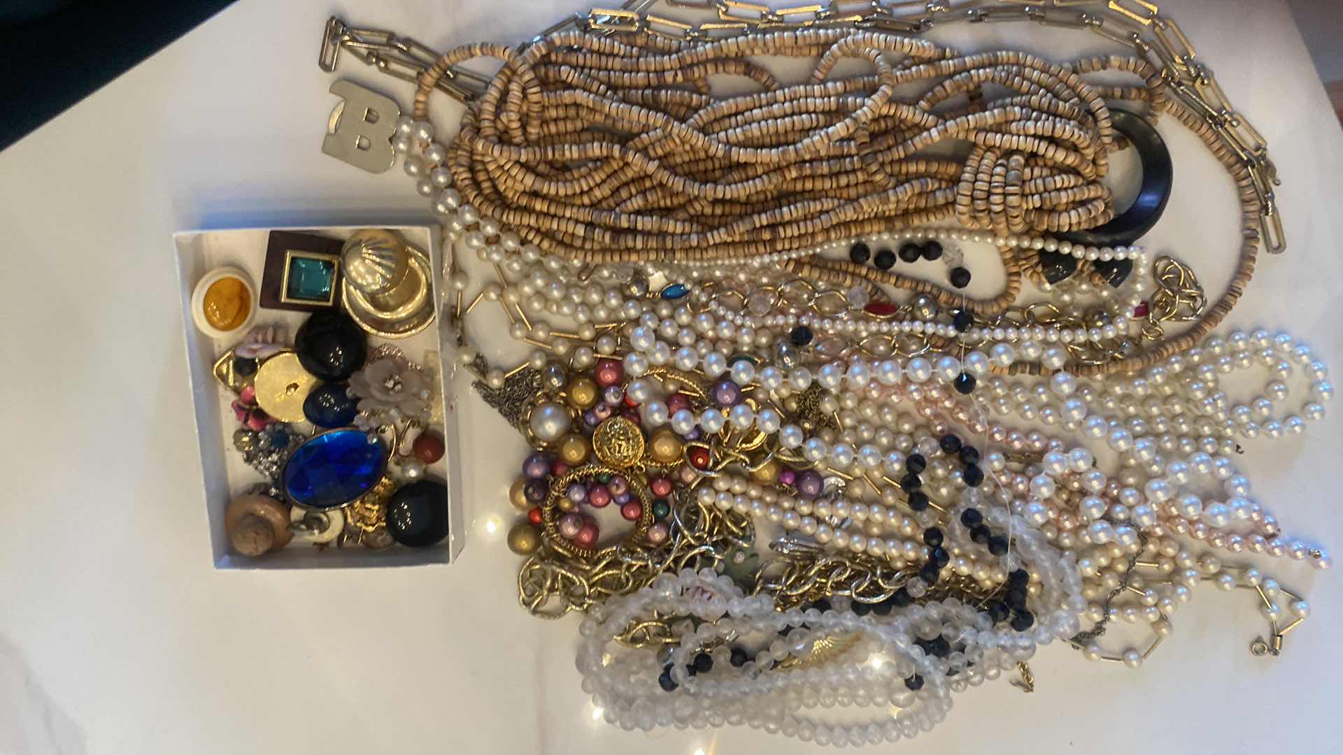 Photo 1 of BROKEN FASHION JEWELRY FOR CRAFTS OR PROJECTS
