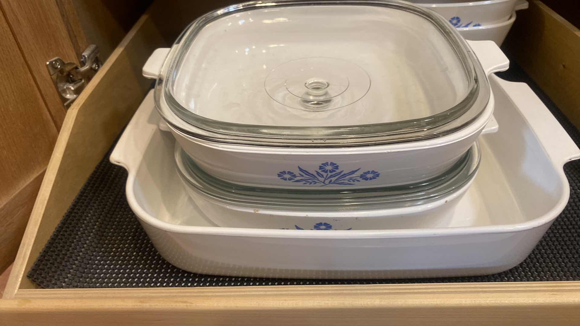 Photo 1 of CONTENTS OF CABINET - 1 SHELF 7 CORNINGWARE