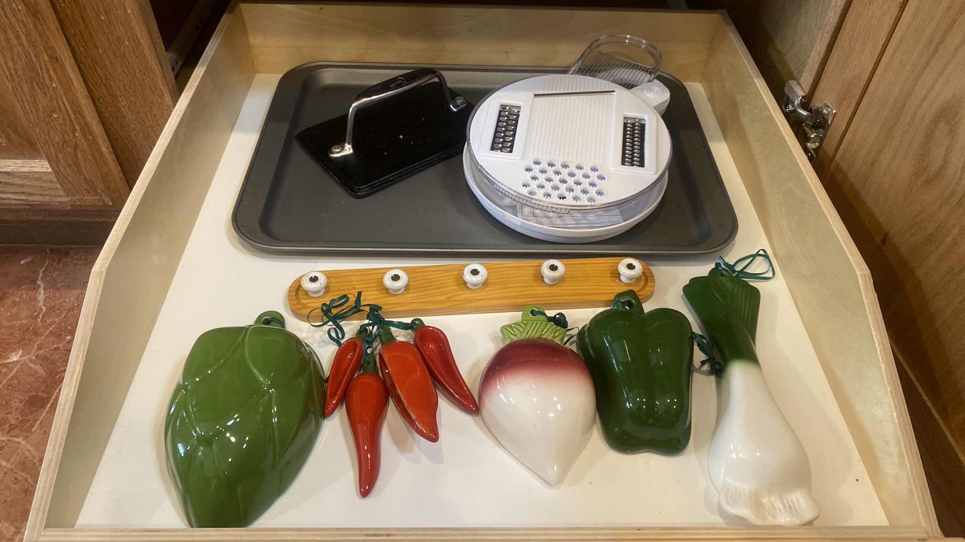 Photo 1 of CONTENTS OF CABINET - BAKEWARE & WALL VEGETABLE HANGING