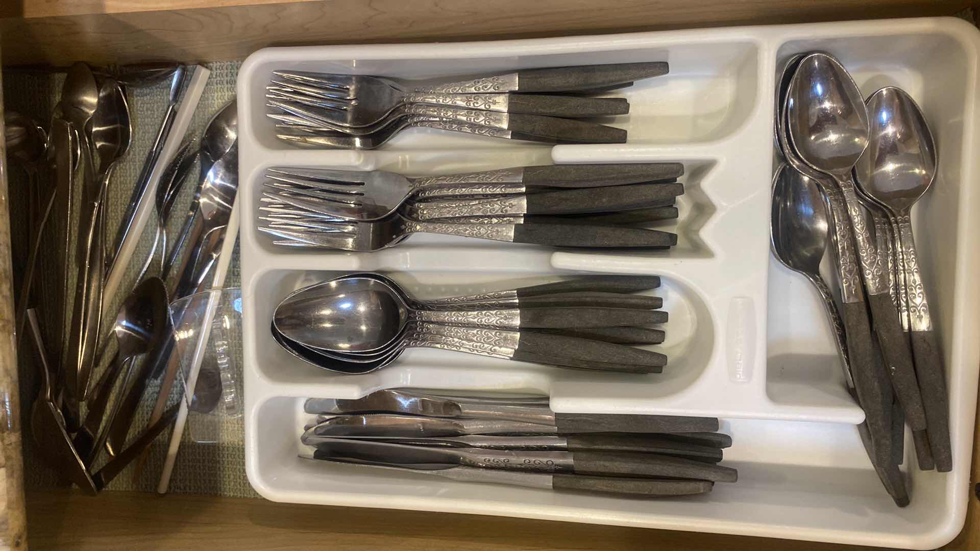 Photo 1 of CONTENTS OF CABINET - SILVERWARE