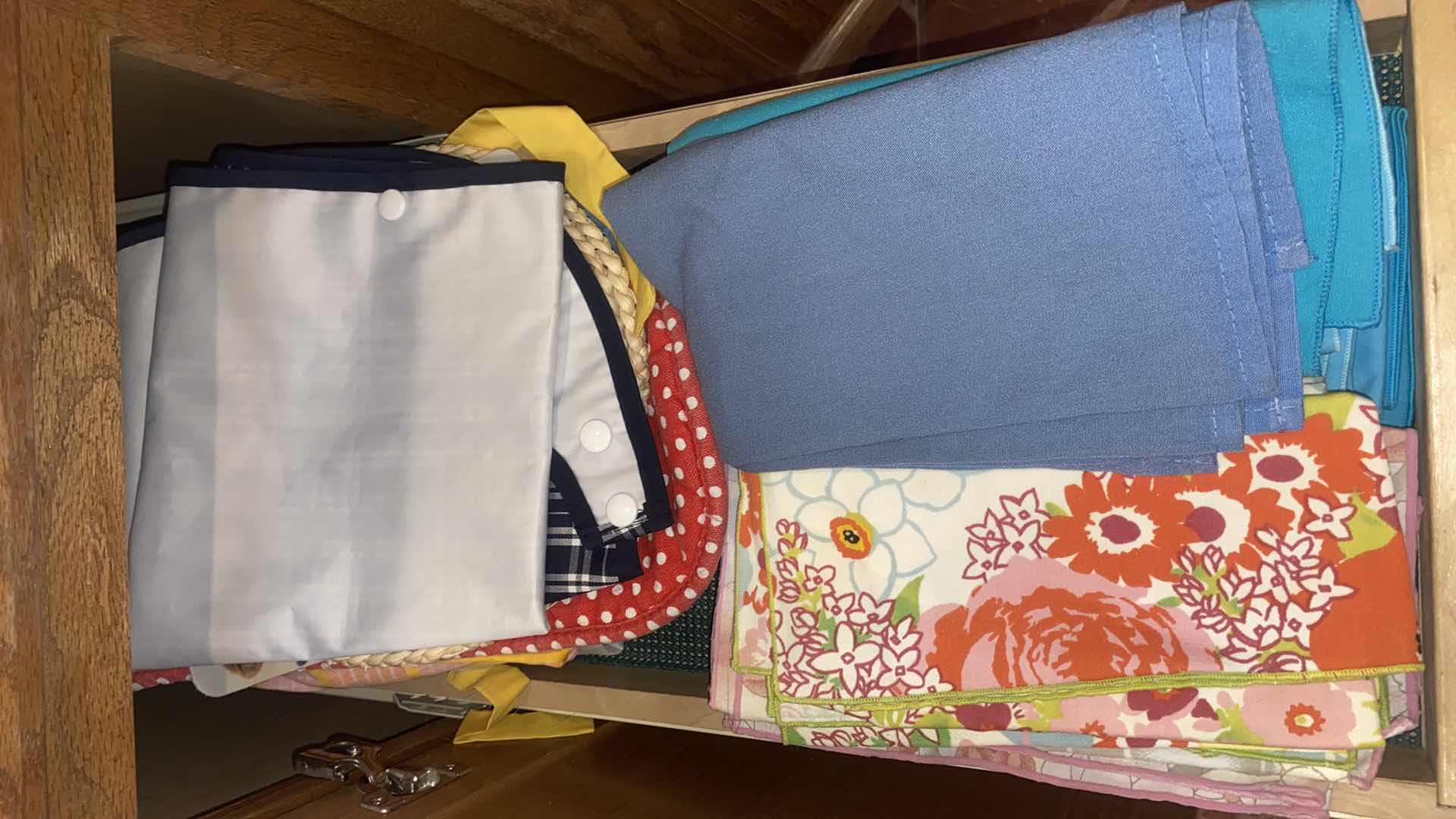 Photo 1 of CONTENTS OF CABINET - FABRIC NAPKINS APRONS & POT HOLDERS
