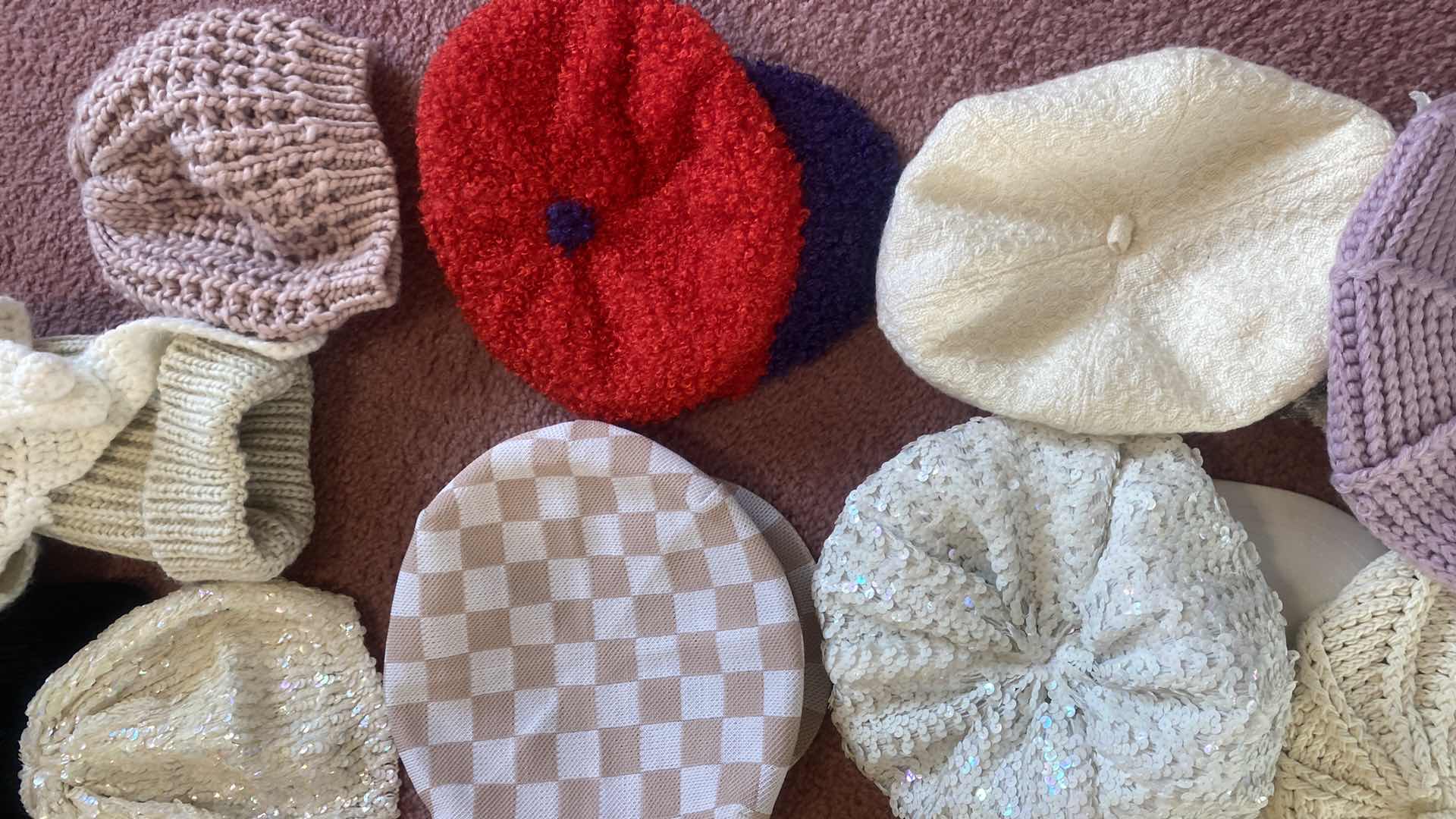 Photo 1 of 19 - WOMENS CAPS & BEABIES 7 PAIRS OF GLOVES