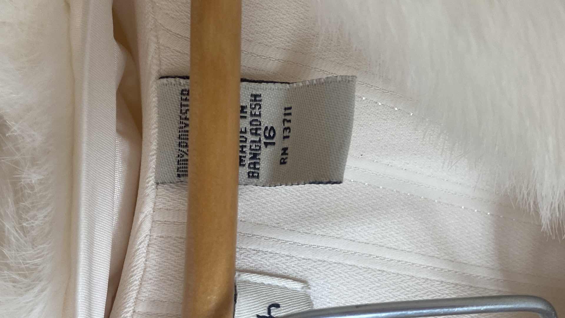 Photo 1 of 4 - WOMENS SIZE 16 & XL - 2 SUITS & 1 DRESS