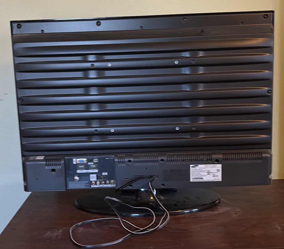 Photo 1 of 31” SAMSUNG TV, REMOTE