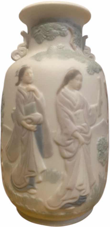 Photo 1 of LLADRO MINI TIBOR JAPONESAS PORCELAIN VASE H4”