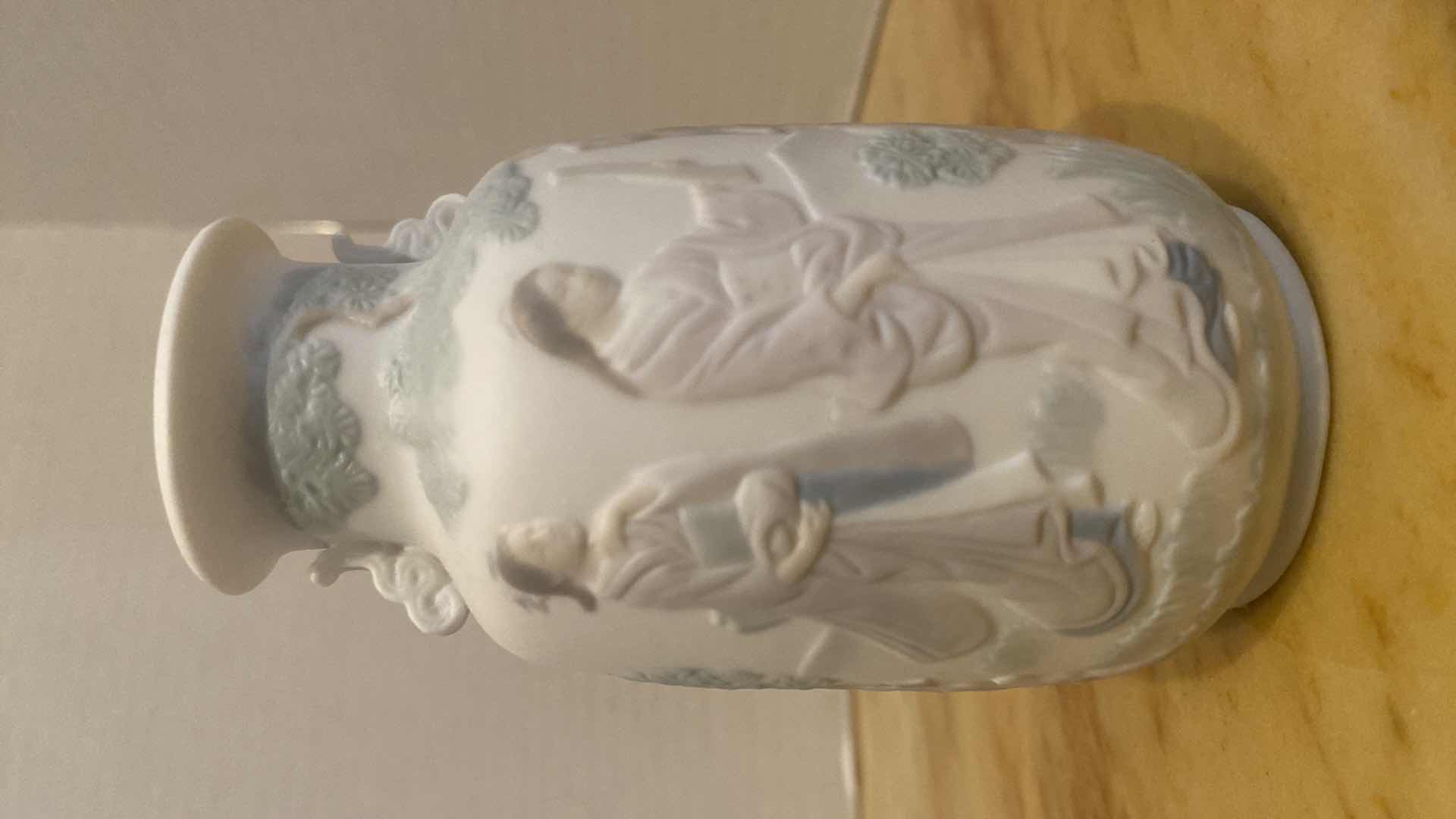 Photo 1 of LLADRO MINI TIBOR JAPONESAS PORCELAIN VASE H4”