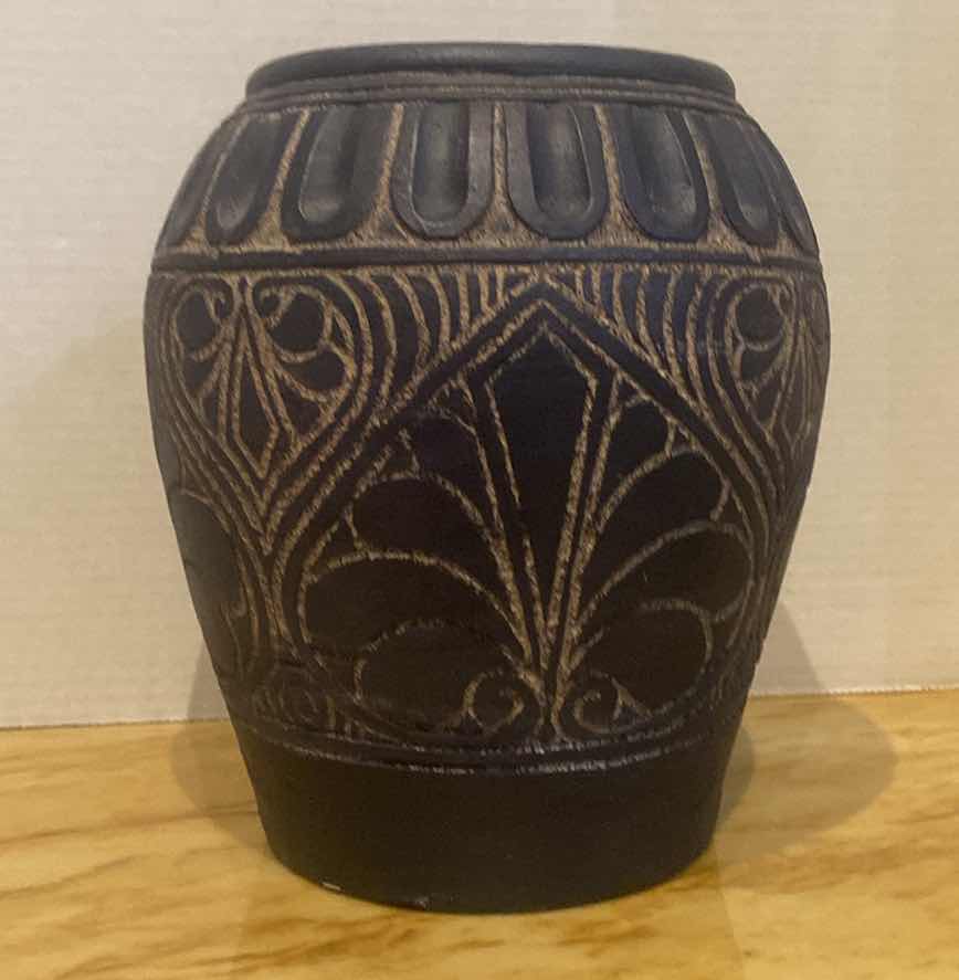 Photo 1 of POTTERY VASE H9”