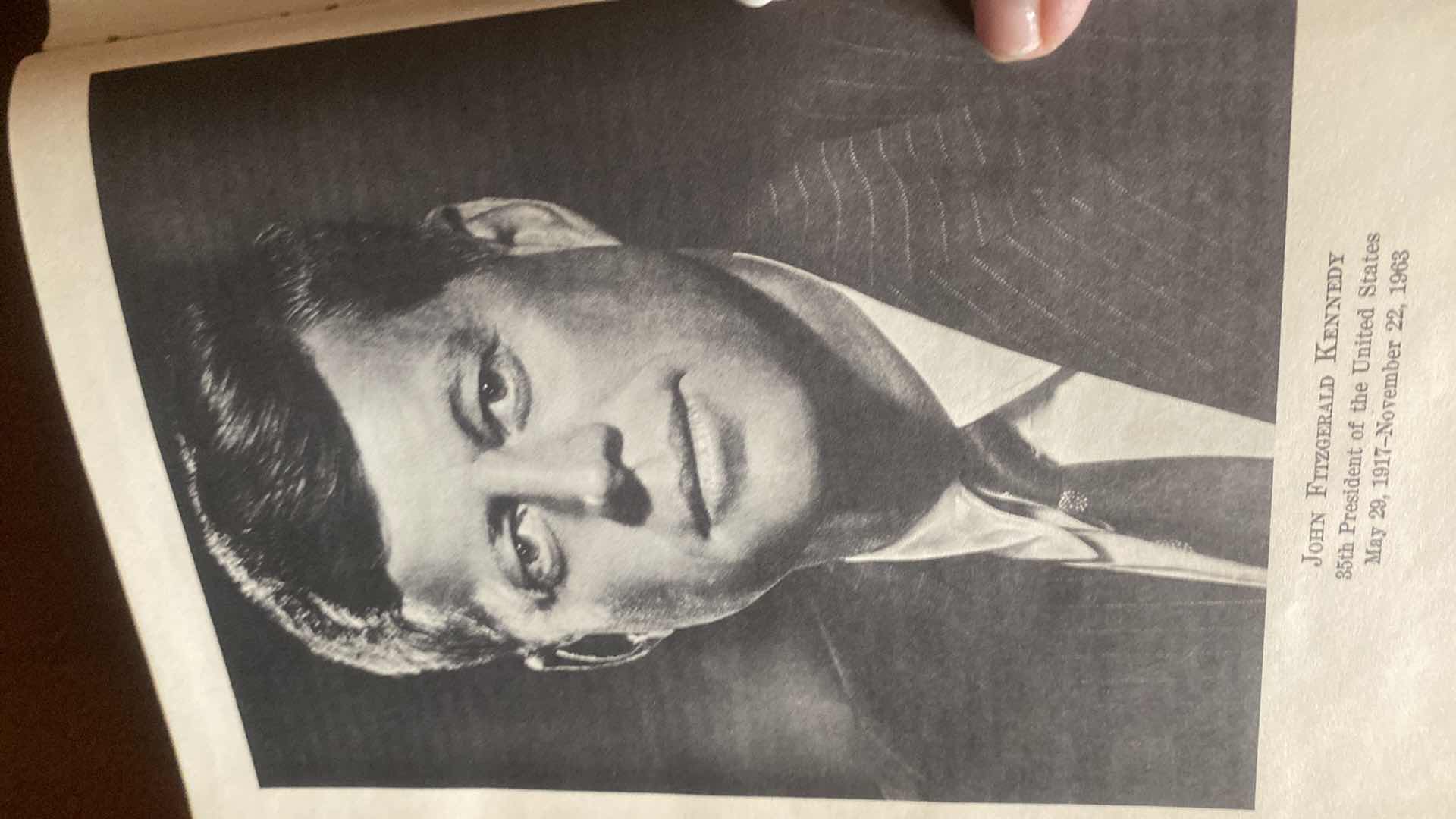 Photo 1 of VINTAGE 1964 THE PRESIDENT’S COMMISSION ON THE ASSASSINATION OF PRESIDENT KENNEDY REPORT HARDBOUND BOOK
