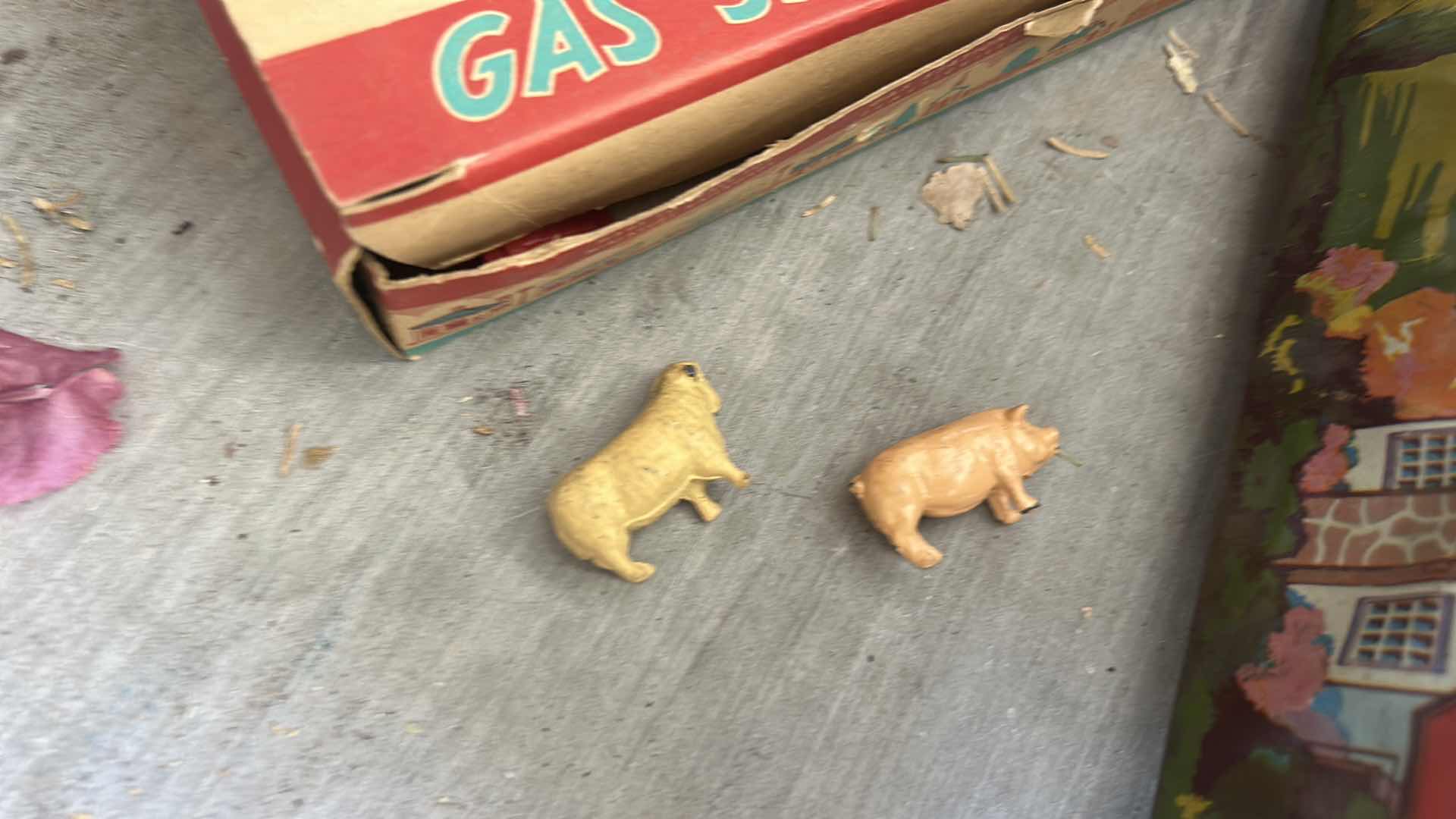 Photo 1 of VINTAGE LIONEL TRAIN ACCESSORIES