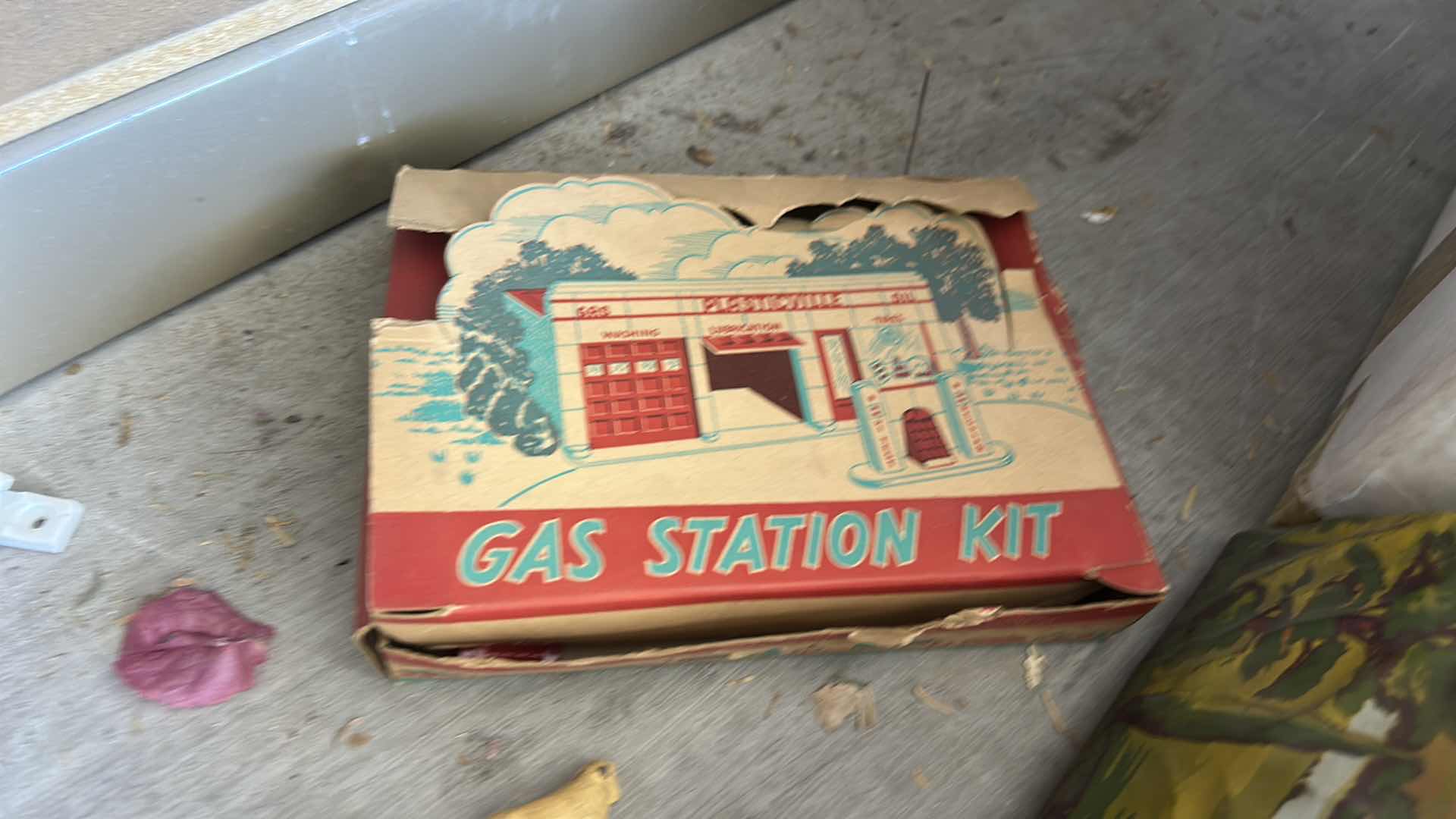 Photo 1 of VINTAGE LIONEL TRAIN ACCESSORIES