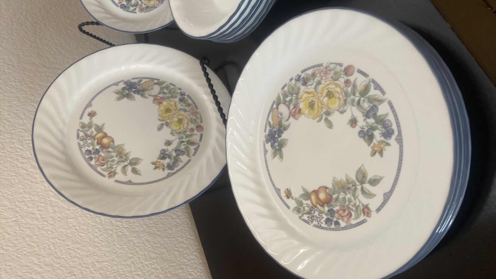Photo 1 of VINTAGE 24 PIECES CORELLE 10 1/4 INCH ORCHARD ROSE DINNER PLATES (8) SALAD PLATES (8) CEREAL BOWLS (6)