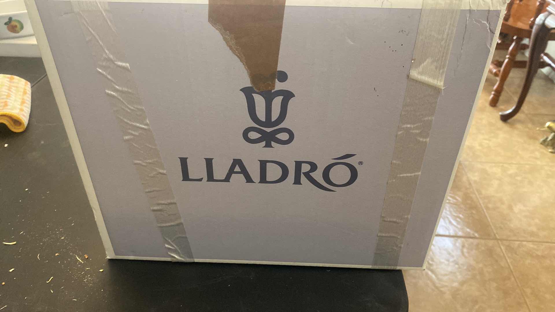 Photo 1 of VINTAGE LLADRO “ THE SWAN AND THE PRINCESS” MODEL 05705 WITH BOX 7 1/2” X 9”