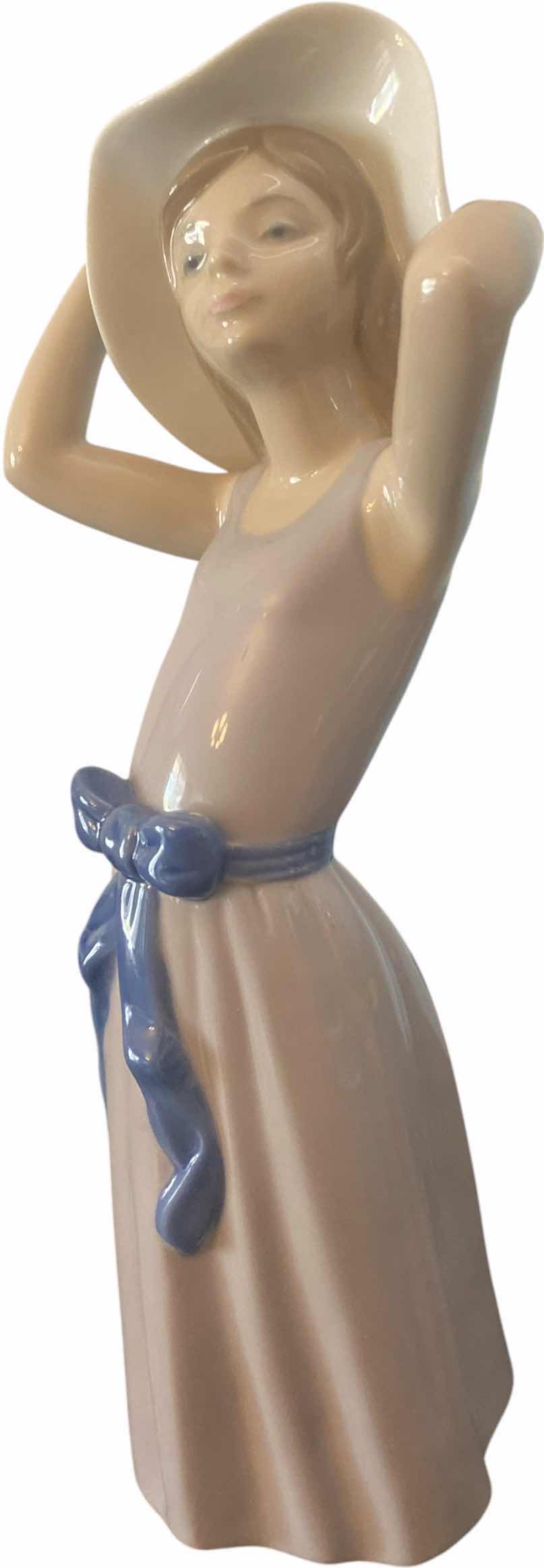 Photo 1 of VINTAGE LLADRO “ BASHFUL GIRL WITH STRAW HAT” WITH BOX H 10“