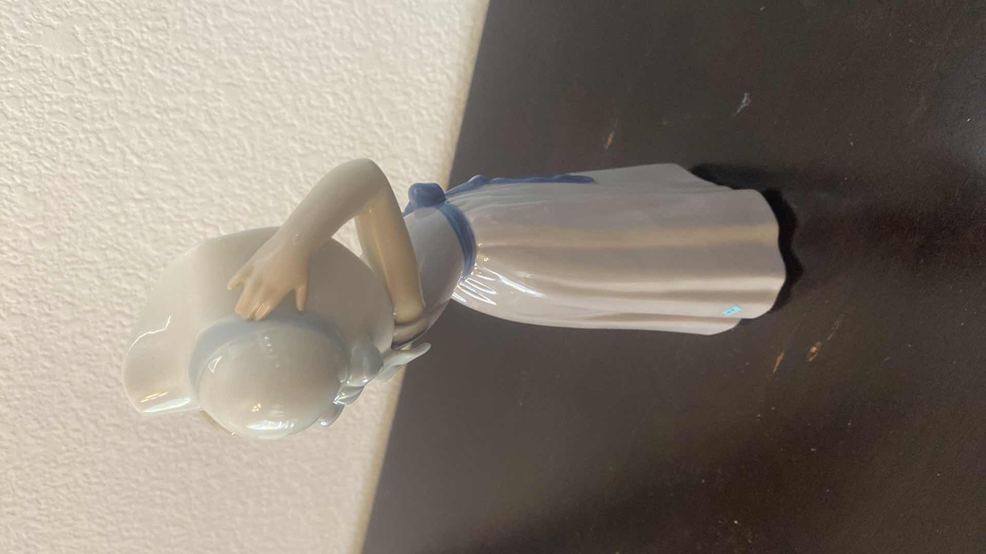Photo 1 of VINTAGE LLADRO “ BASHFUL GIRL WITH STRAW HAT” WITH BOX H 10“