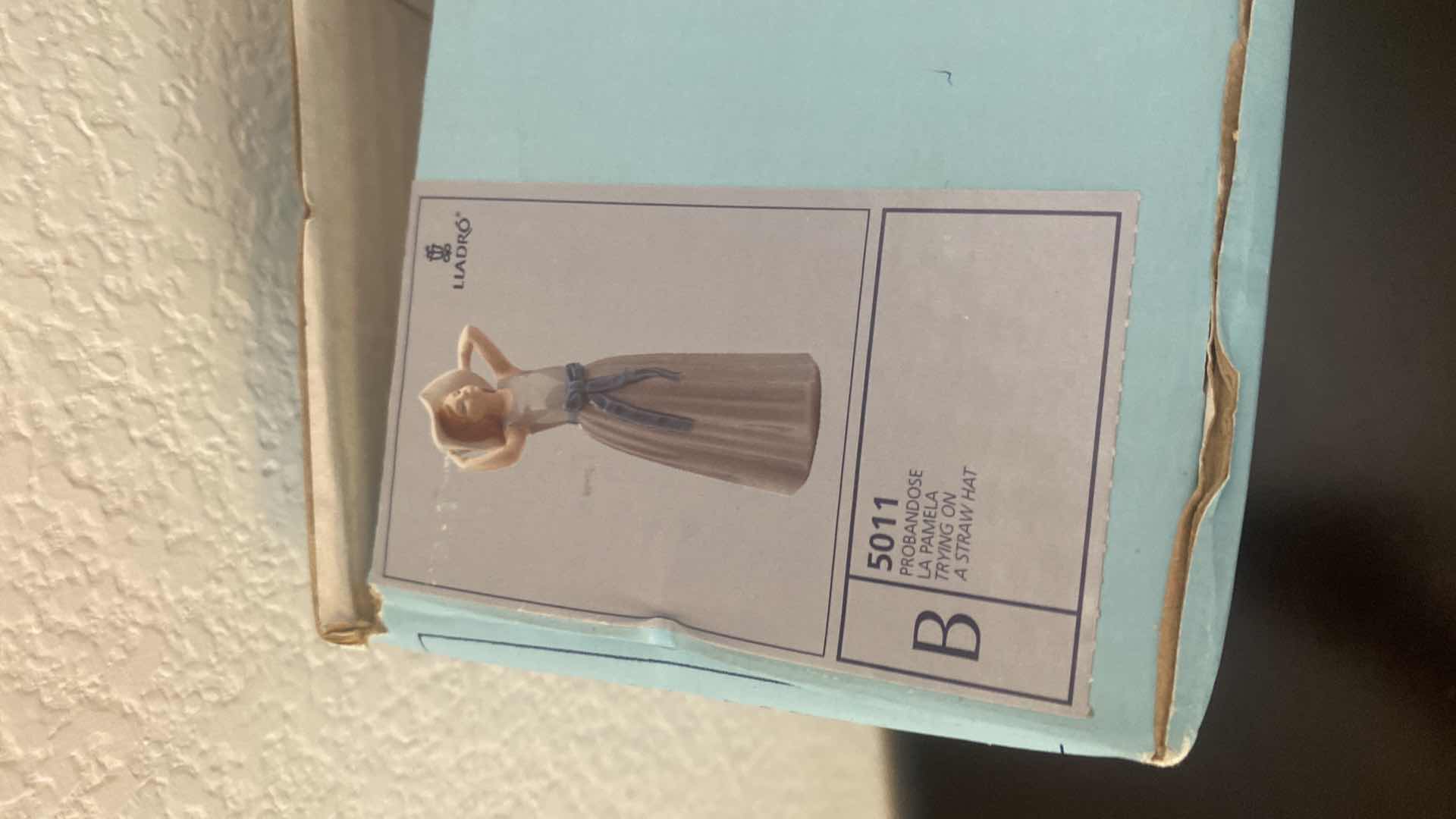 Photo 1 of VINTAGE LLADRO “ BASHFUL GIRL WITH STRAW HAT” WITH BOX H 10“