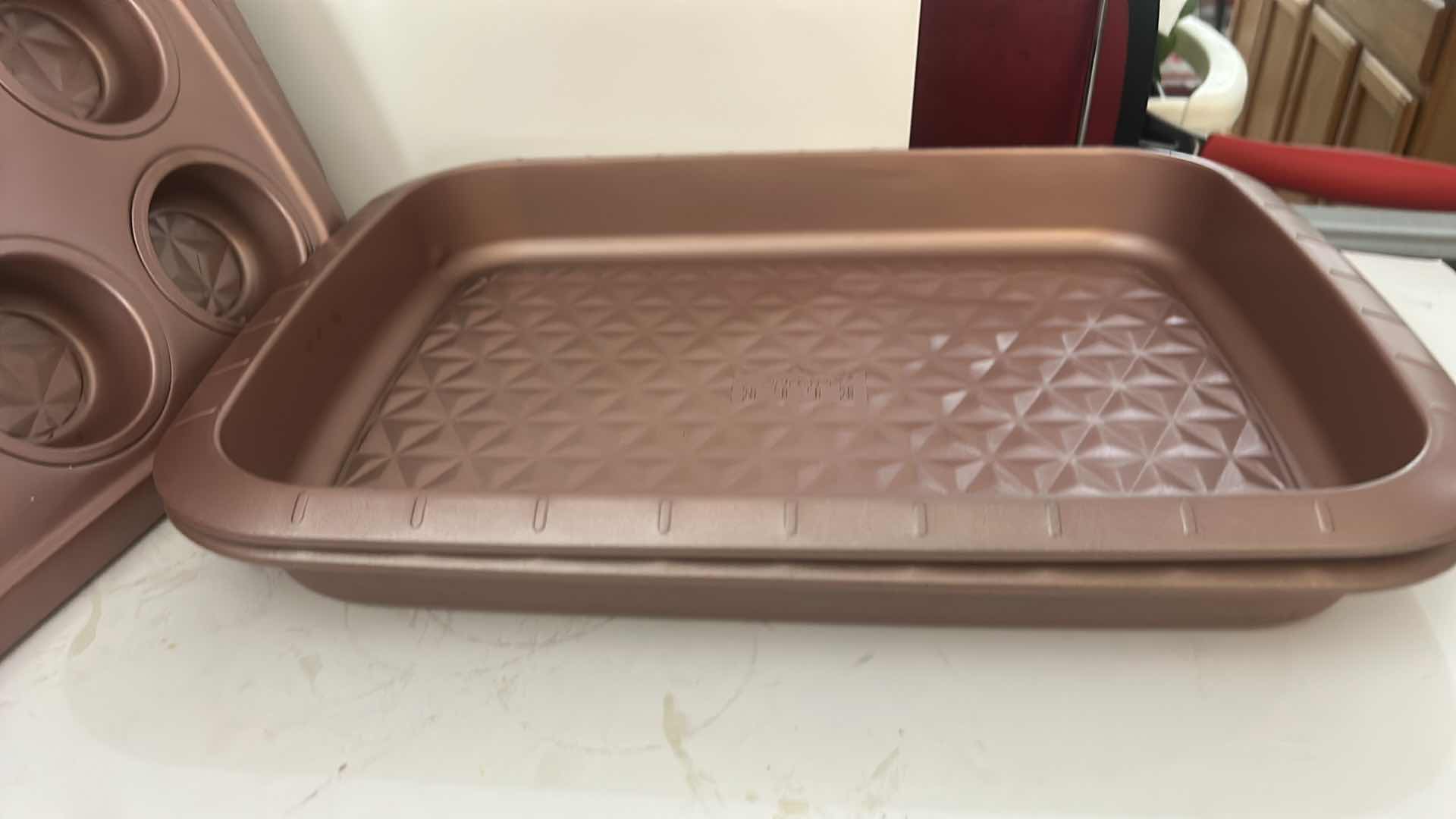 View 5 of ROSE GOLD NONSTICK BAKEWARE SET WITH BAKING PANS, MUFFIN PANS & LOAF PAN
COORDINATING METALLIC FINISH WITH TEXTURED BAKING SURFACES
ESTIMATED RETAIL VALUE: $75–$100