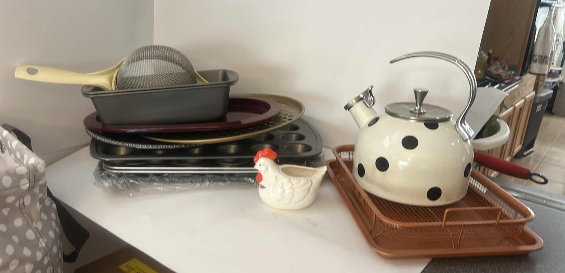 Photo 1 of ASSORTED KITCHEN BAKEWARE & COOKWARE LOT