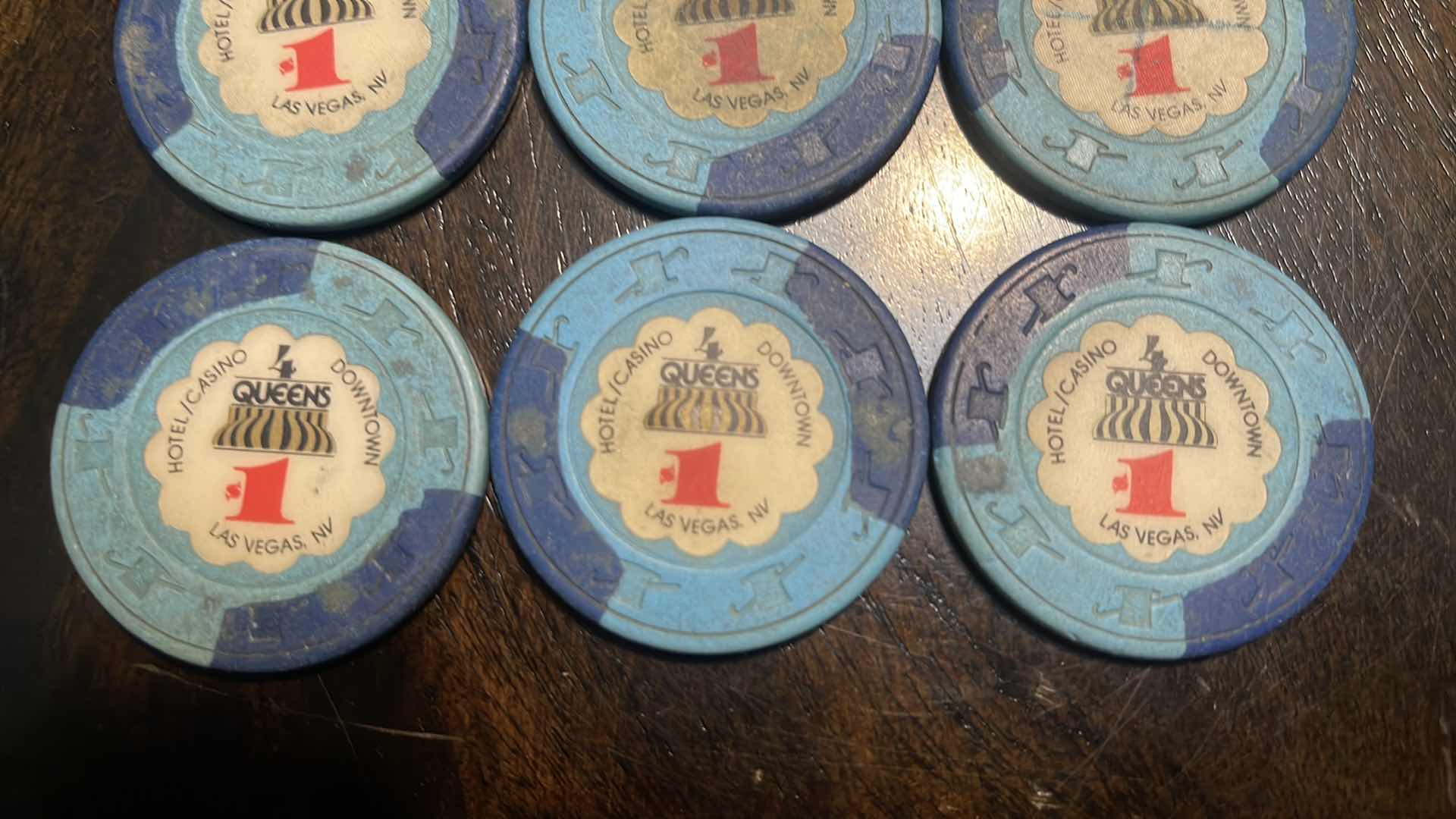 Photo 2 of (6) VINTAGE QUEEN HOTEL & CASINO 1$ GAMING CHIPS