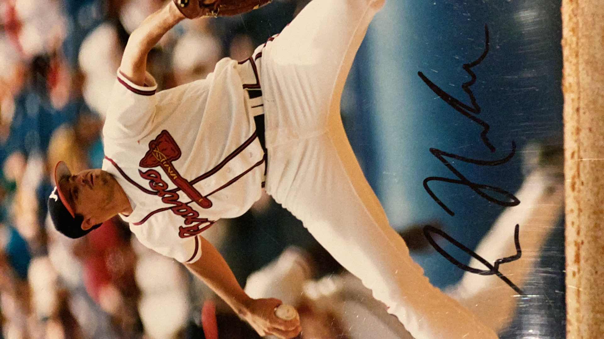 Photo 2 of 1995 GREG MADDUX AUTOGRAPHED 8 X 10