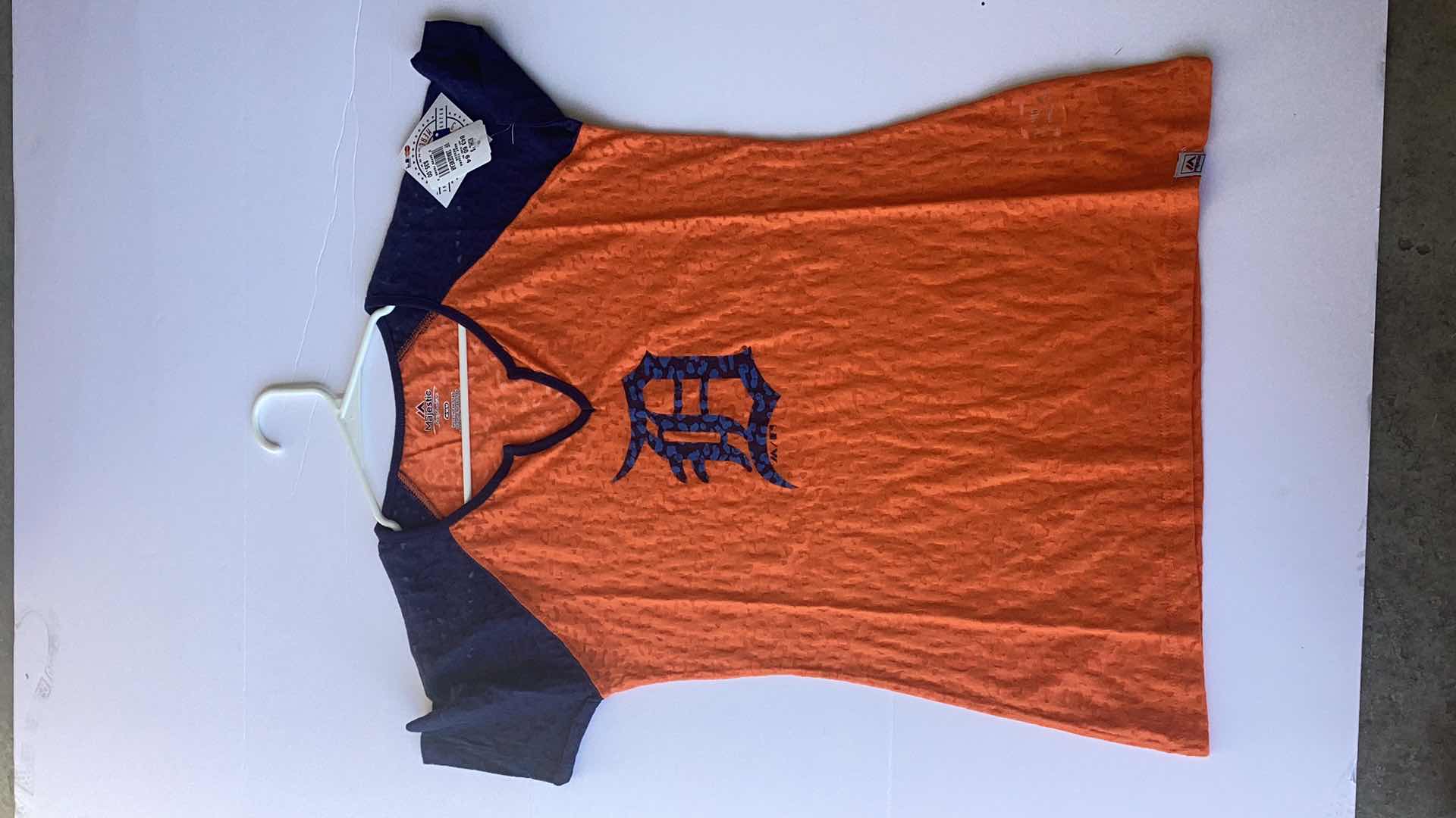 Photo 1 of MAJESTIC WOMANS DETROIT TIGERS TOP SIZE M NEW WITH TAGS