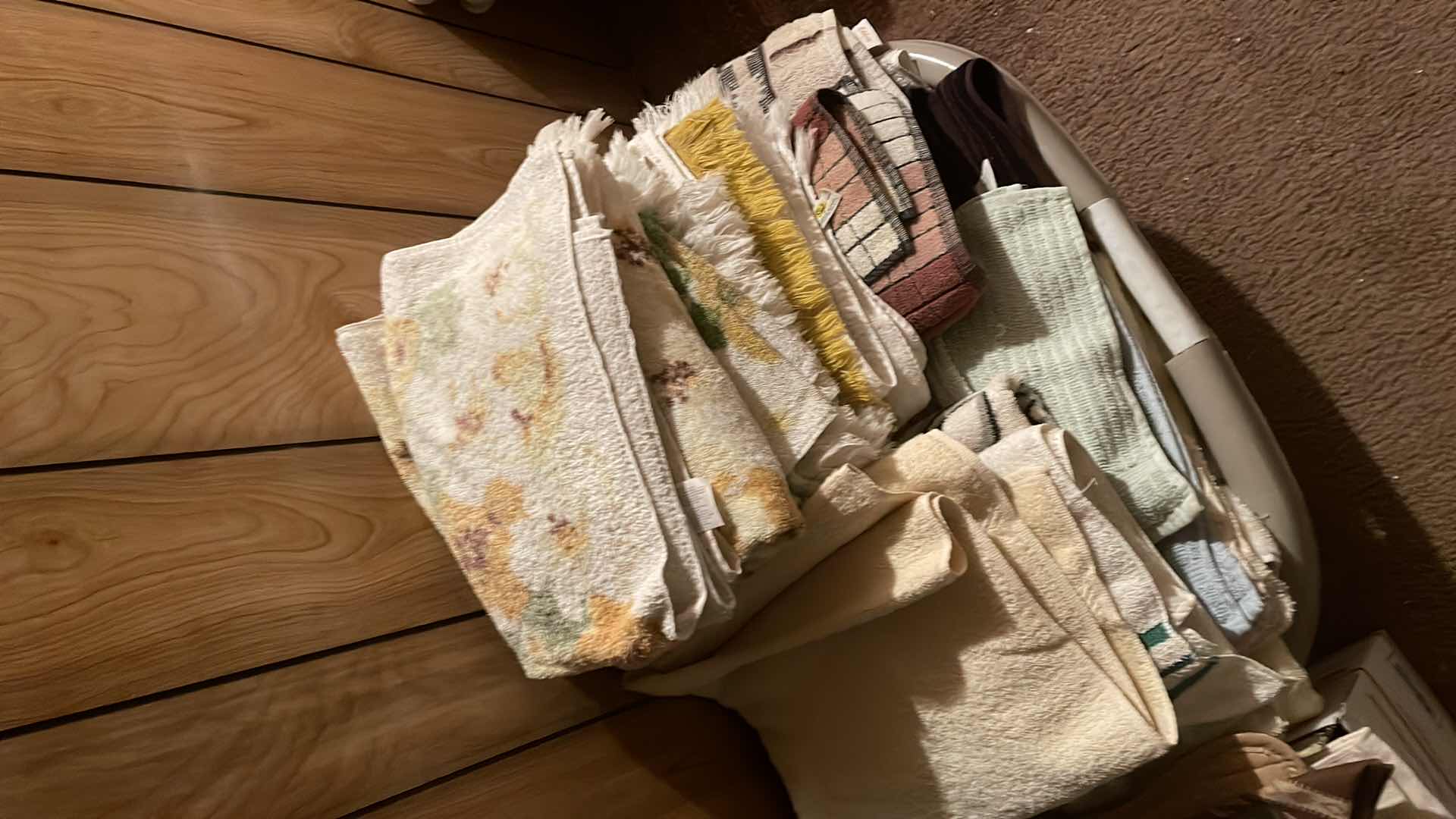 Photo 1 of VINTAGE BATH TOWELS LARGE LOT