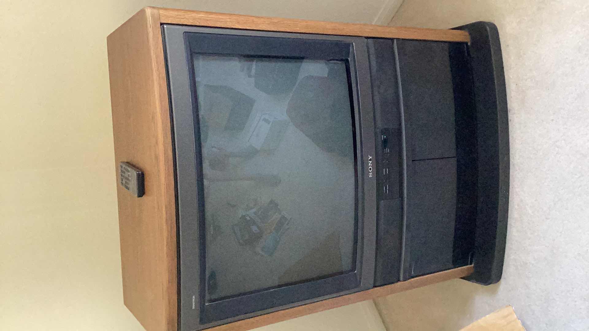 Photo 1 of VINTAGE SONY TRINITRON TV 20”