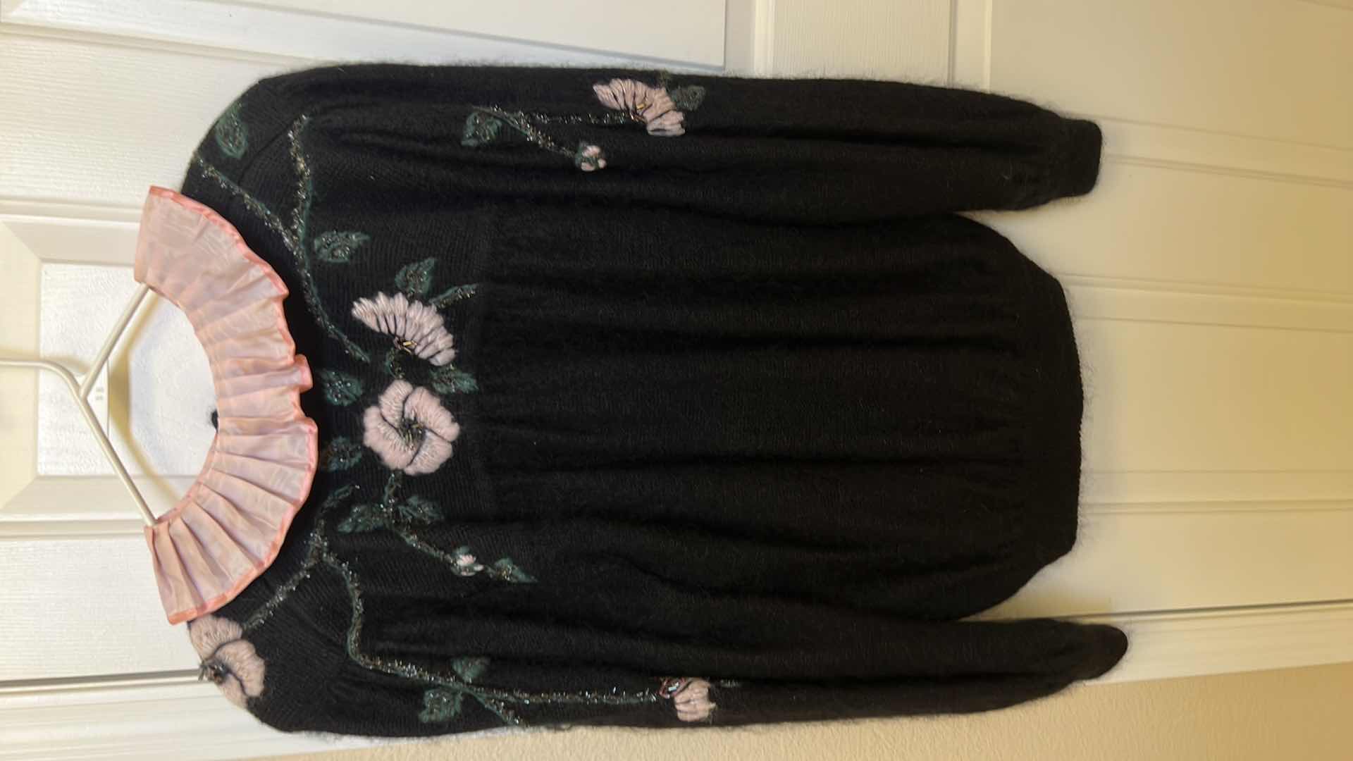 Photo 3 of VINTAGE ADRIANO VIARENGO MADE IN ITALY LADIES BLACK W PINK COLLAR SWEATER (L-XL)